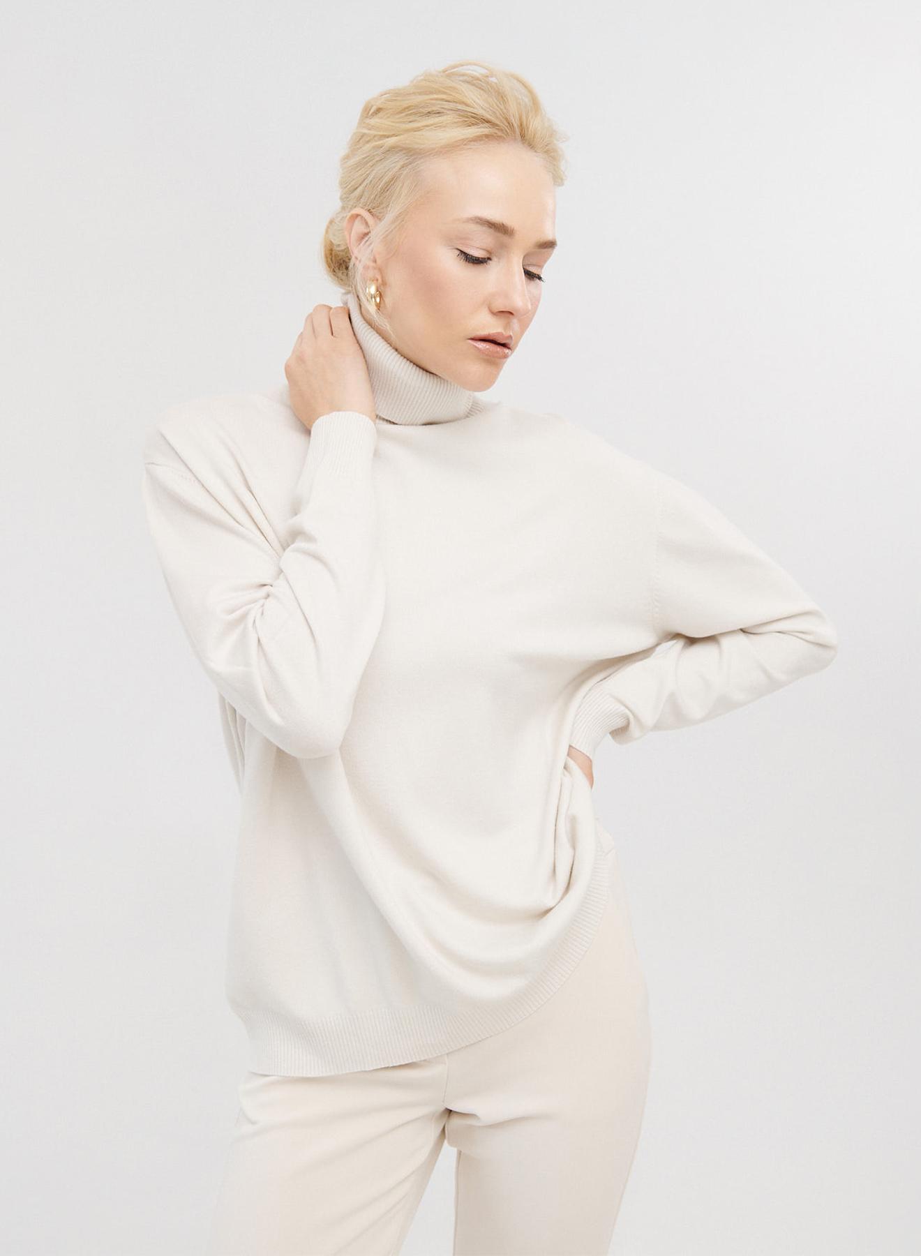 Lose-fit knitted turtleneck blouse - 1