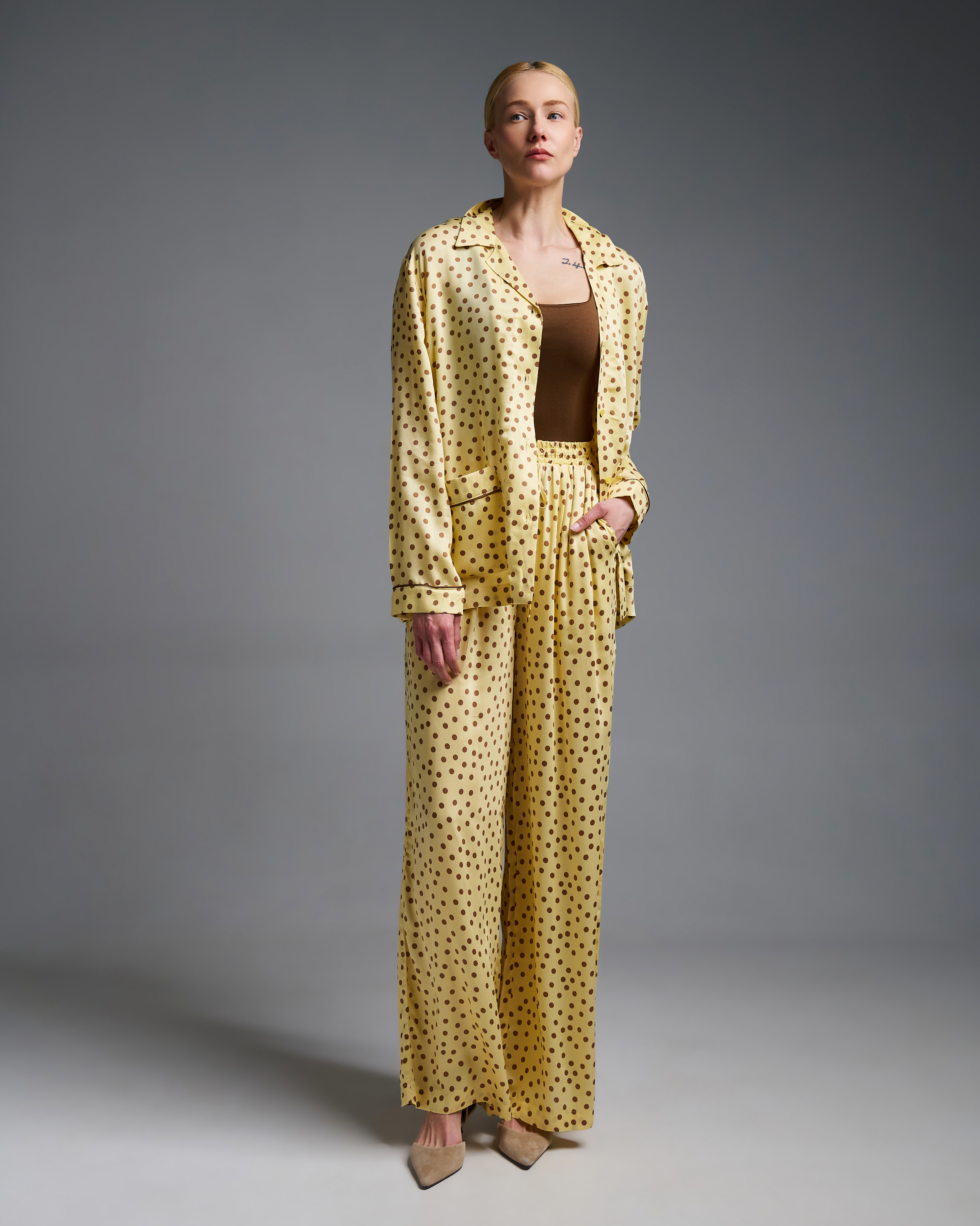 Κίτρινο-Σοκολά silky touch πουά Πουκάμισο με τσέπες μπροστά Vicolo - 2