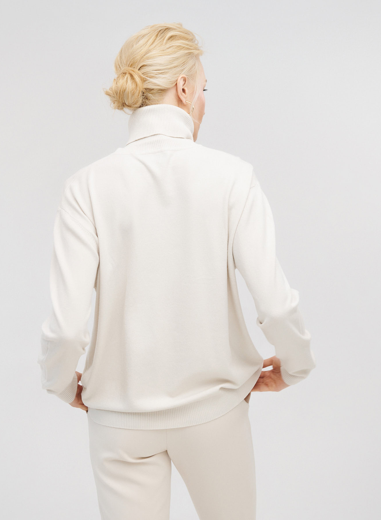 Lose-fit knitted turtleneck blouse - 1