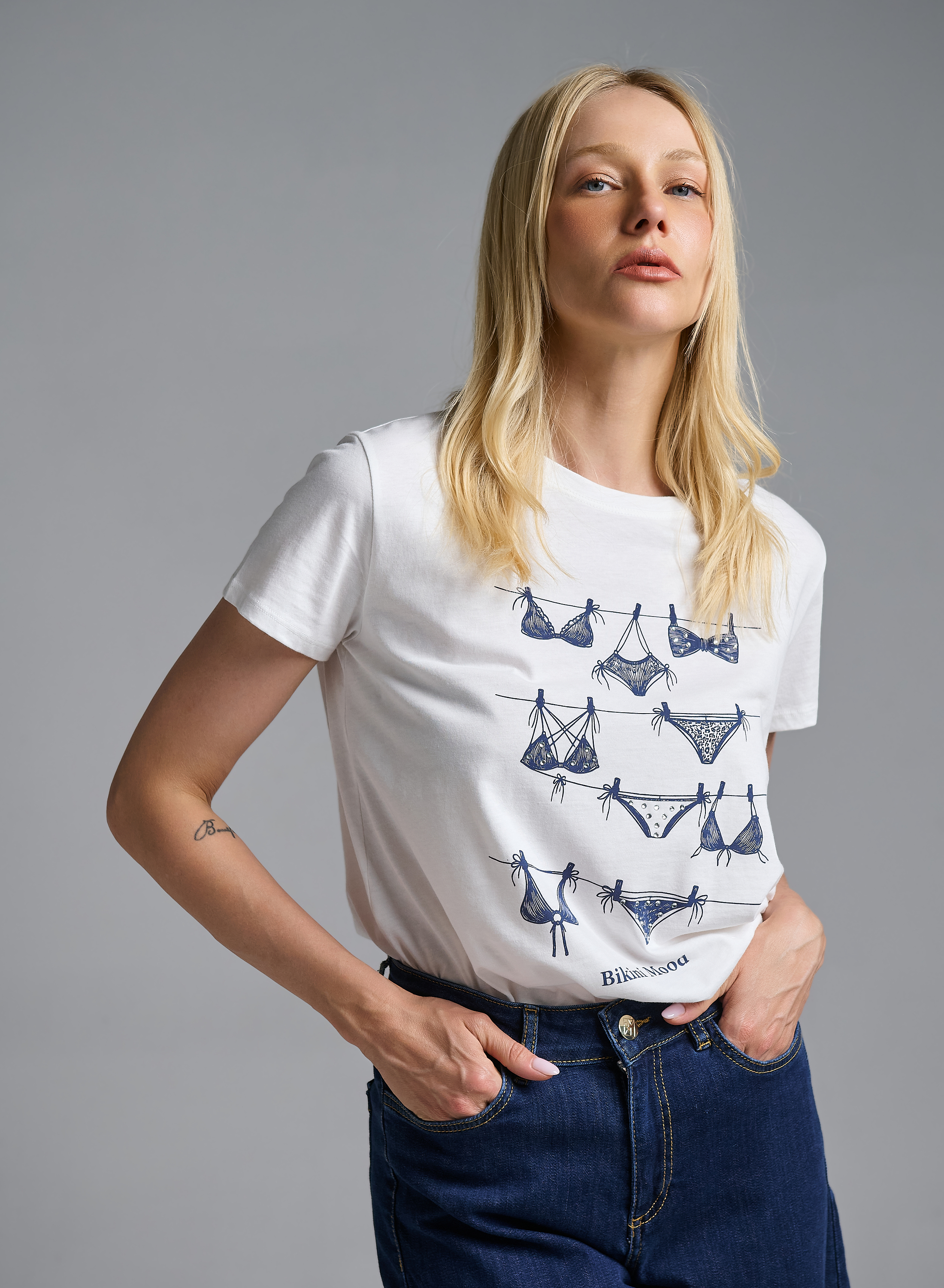 Λευκό βαμβακερό T-Shirt με τύπωμα και στρας Vicolo - 1