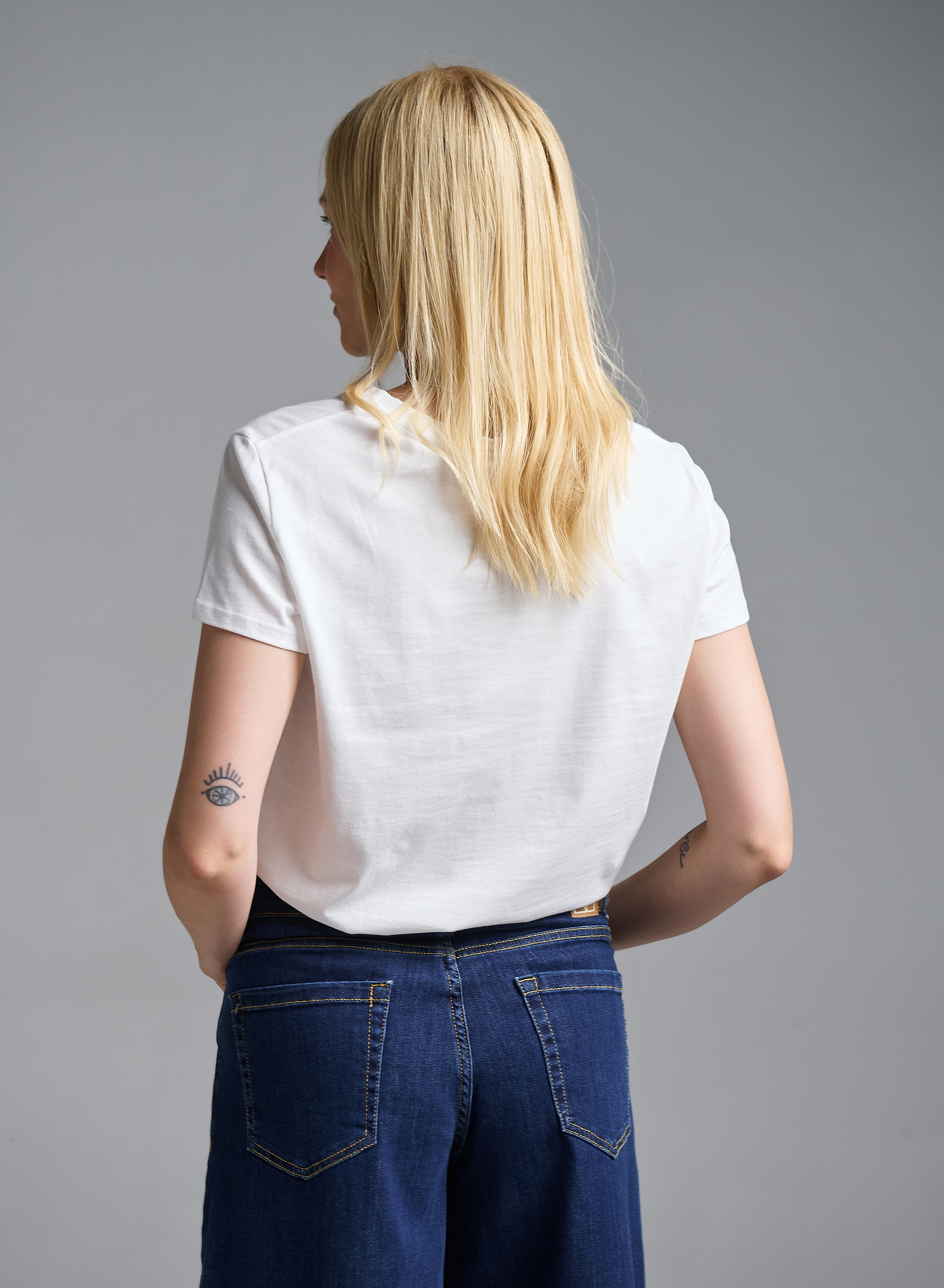Λευκό βαμβακερό T-Shirt με τύπωμα και στρας Vicolo - 6