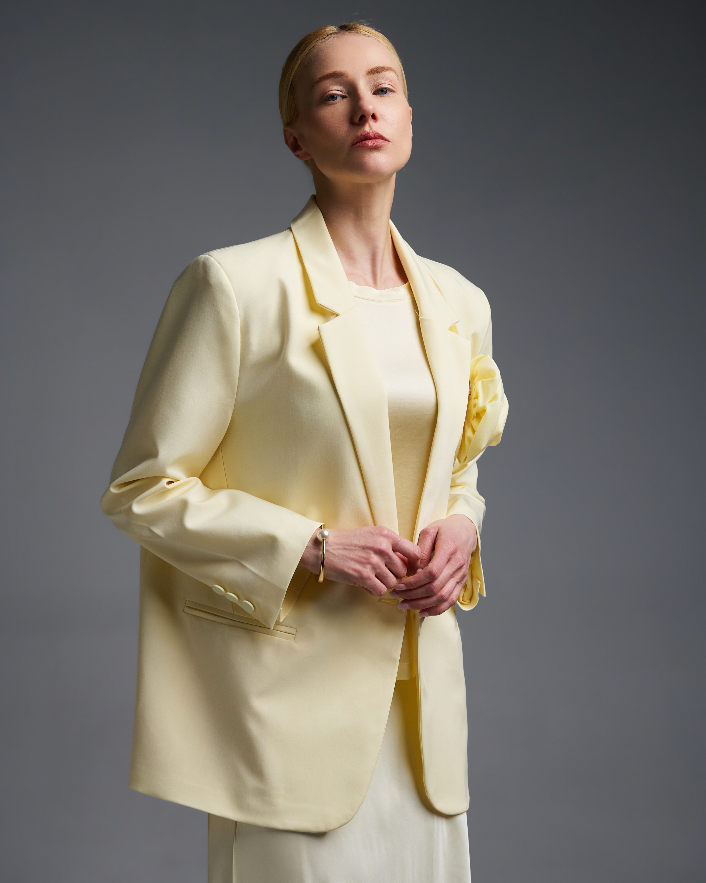 Yellow oversized Jacket with detachable flower buttonniere and one button Vicolo - 0