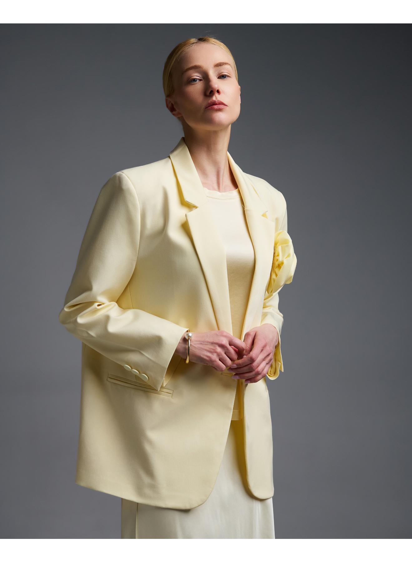 Yellow oversized Jacket with detachable flower buttonniere and one button Vicolo - 1