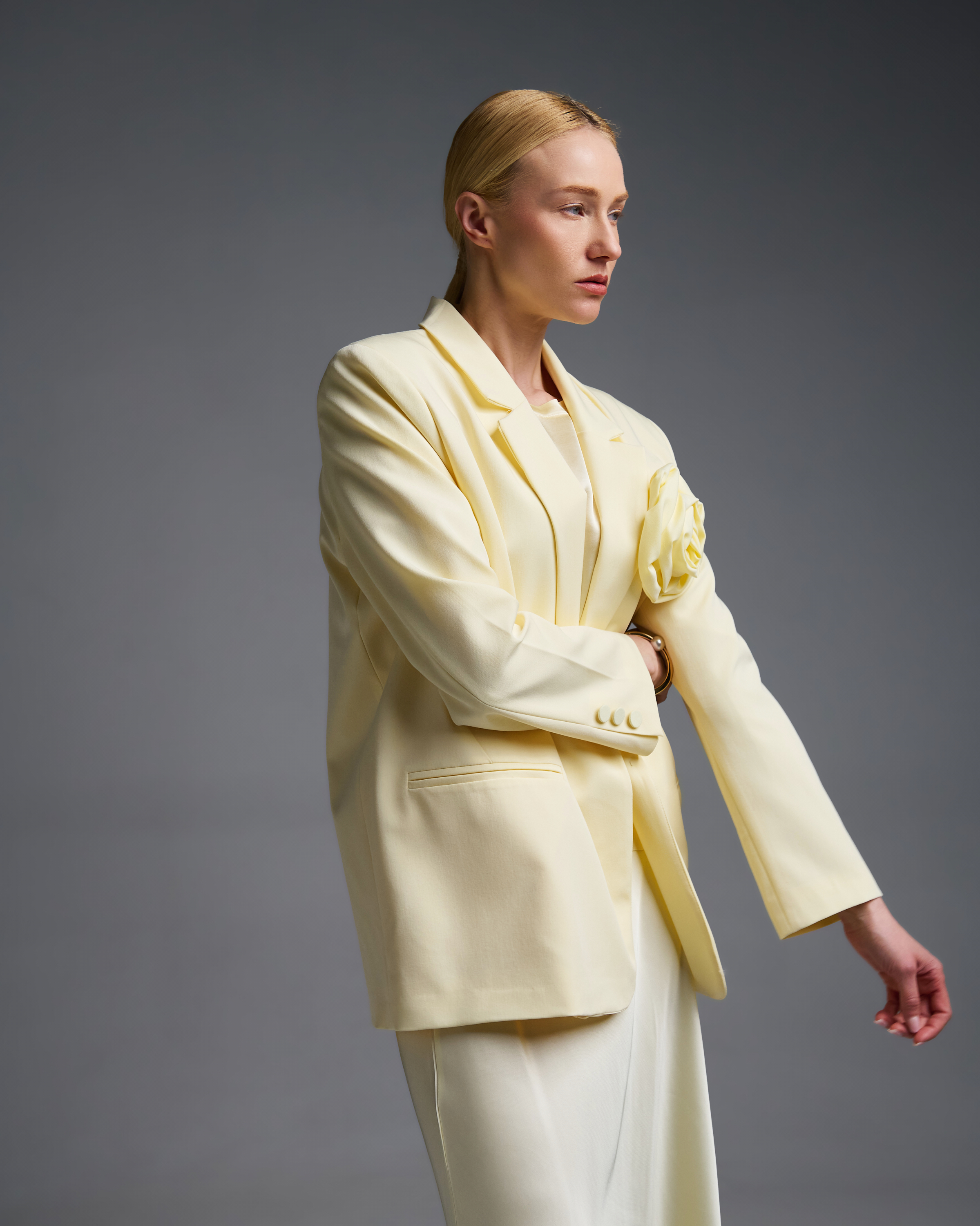 Yellow oversized Jacket with detachable flower buttonniere and one button Vicolo - 1