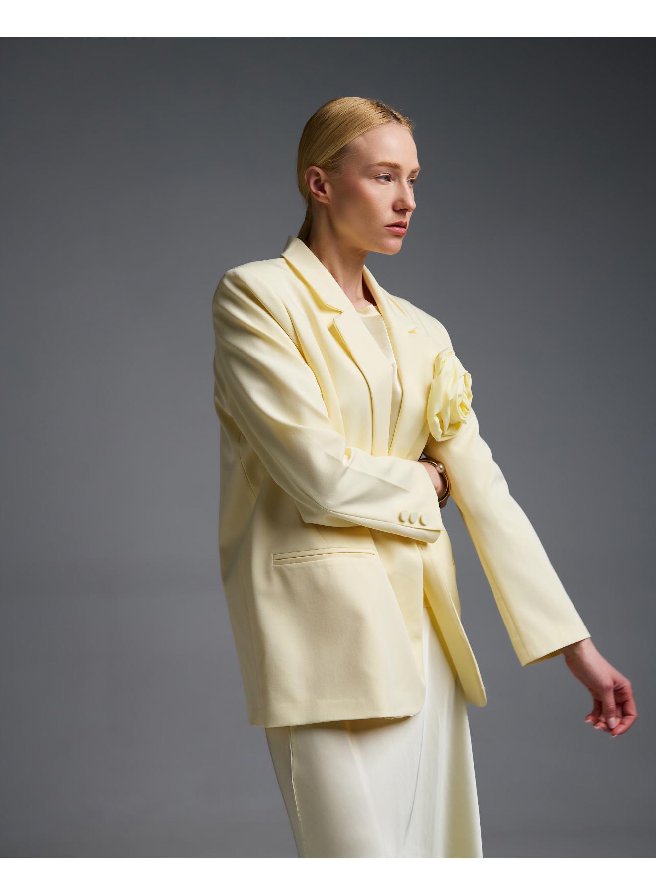 Yellow oversized Jacket with detachable flower buttonniere and one button Vicolo - 2