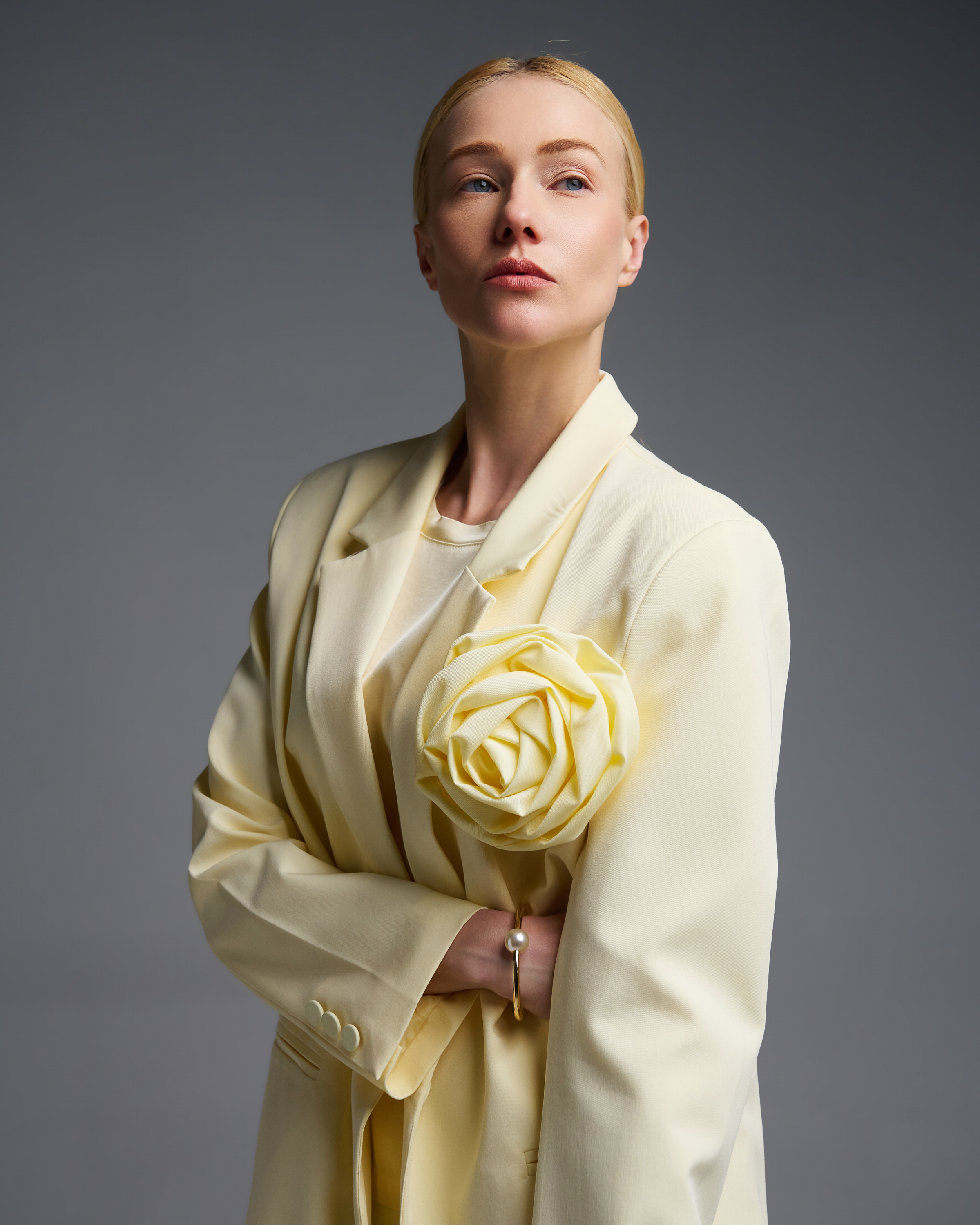 Yellow oversized Jacket with detachable flower buttonniere and one button Vicolo - 2