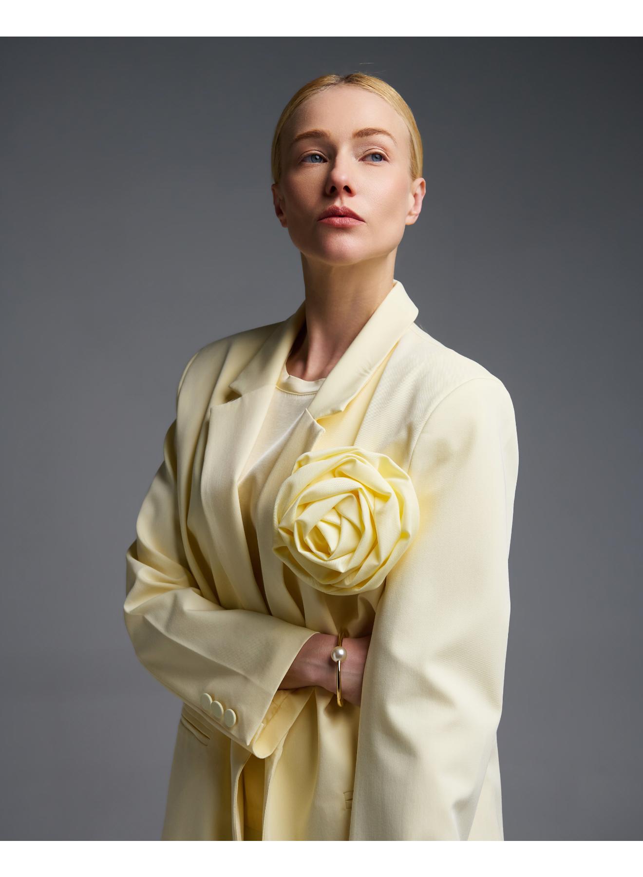 Yellow oversized Jacket with detachable flower buttonniere and one button Vicolo - 3