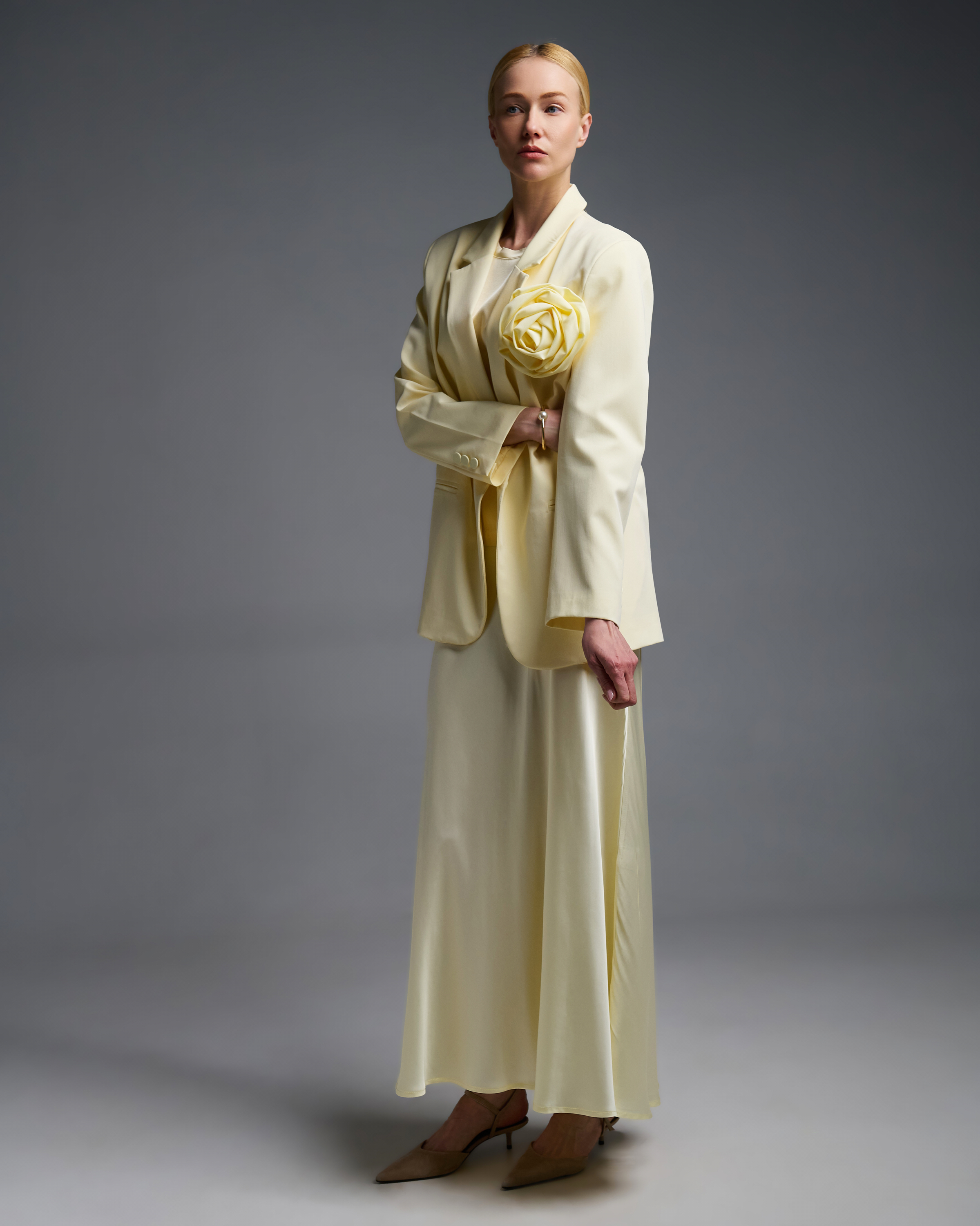 Yellow oversized Jacket with detachable flower buttonniere and one button Vicolo - 3