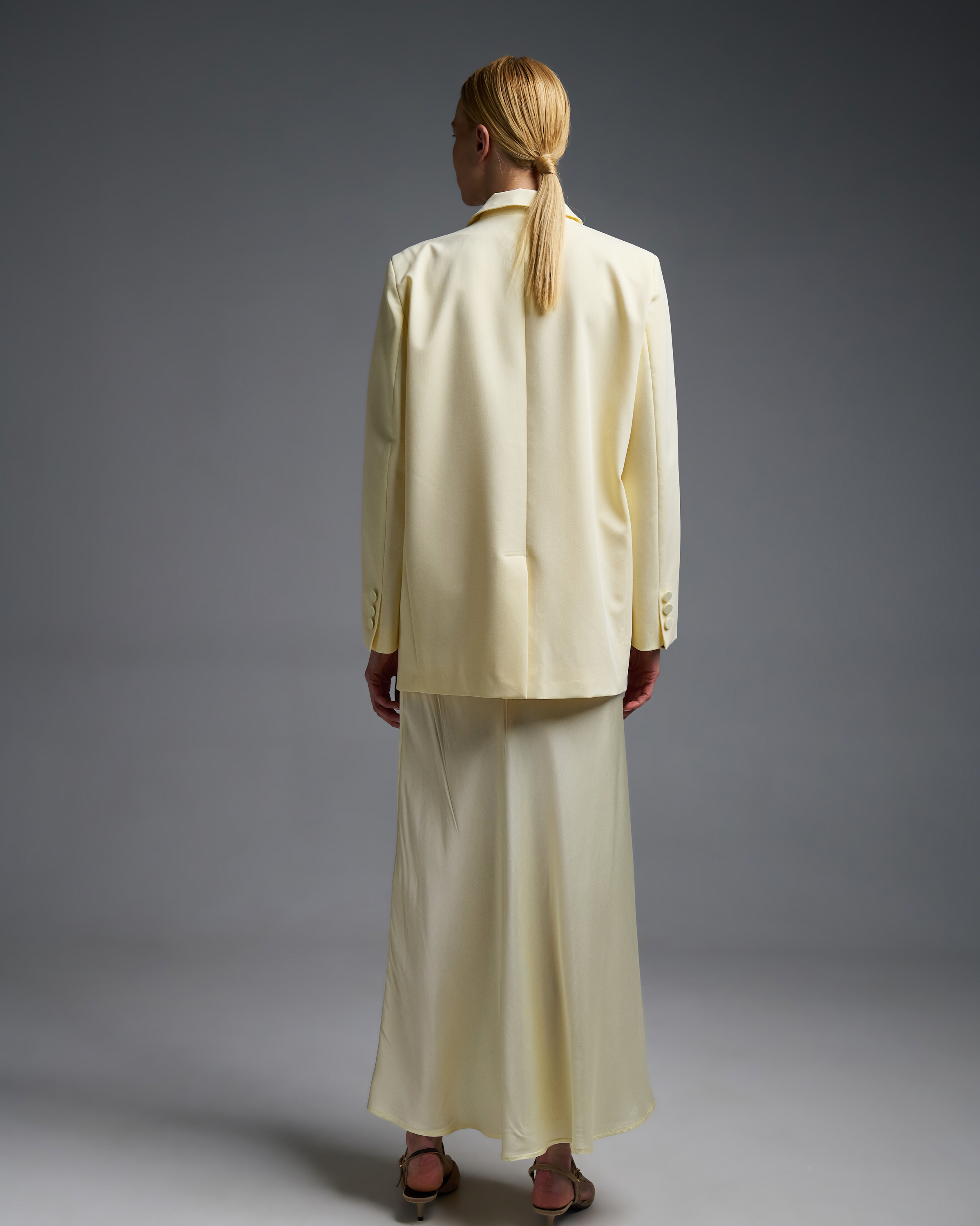 Yellow oversized Jacket with detachable flower buttonniere and one button Vicolo - 4