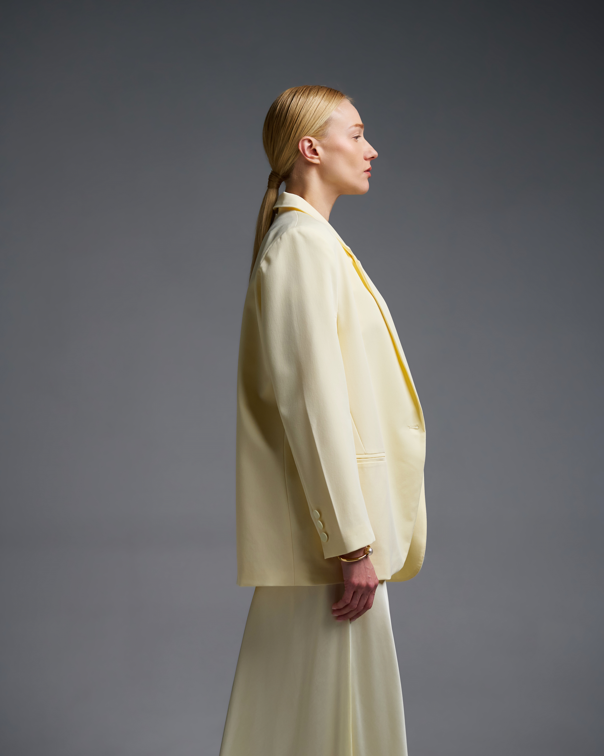 Yellow oversized Jacket with detachable flower buttonniere and one button Vicolo - 5