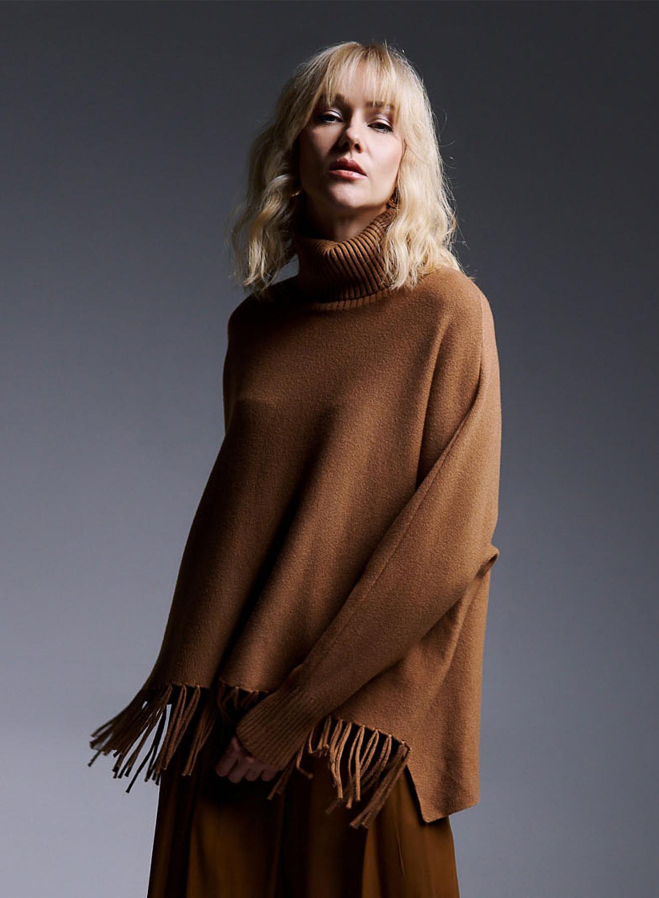 Turtleneck  Knit blouse with fringes in front at the hem - 3