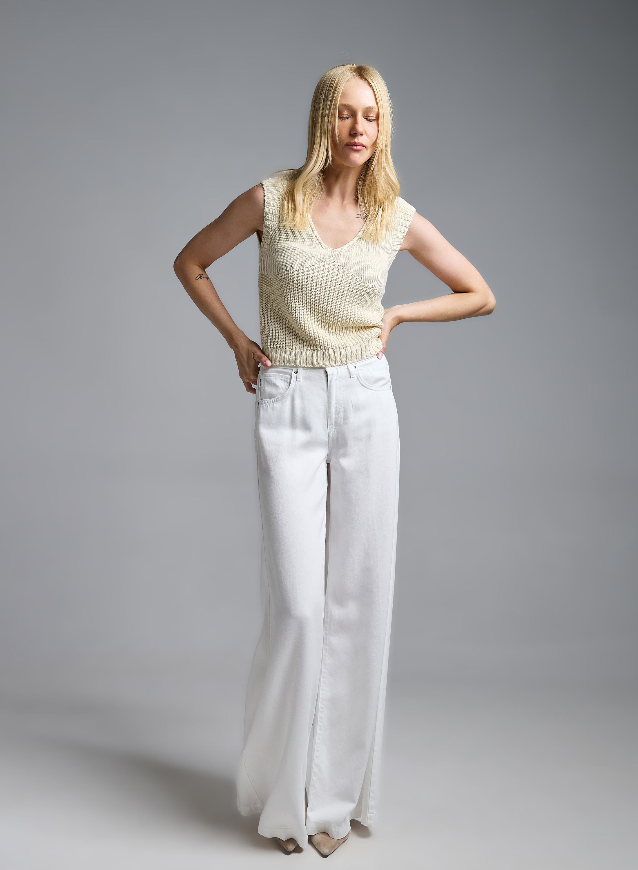 Vanilla sleeveless knitted Blouse with V neckline Kontatto - 1
