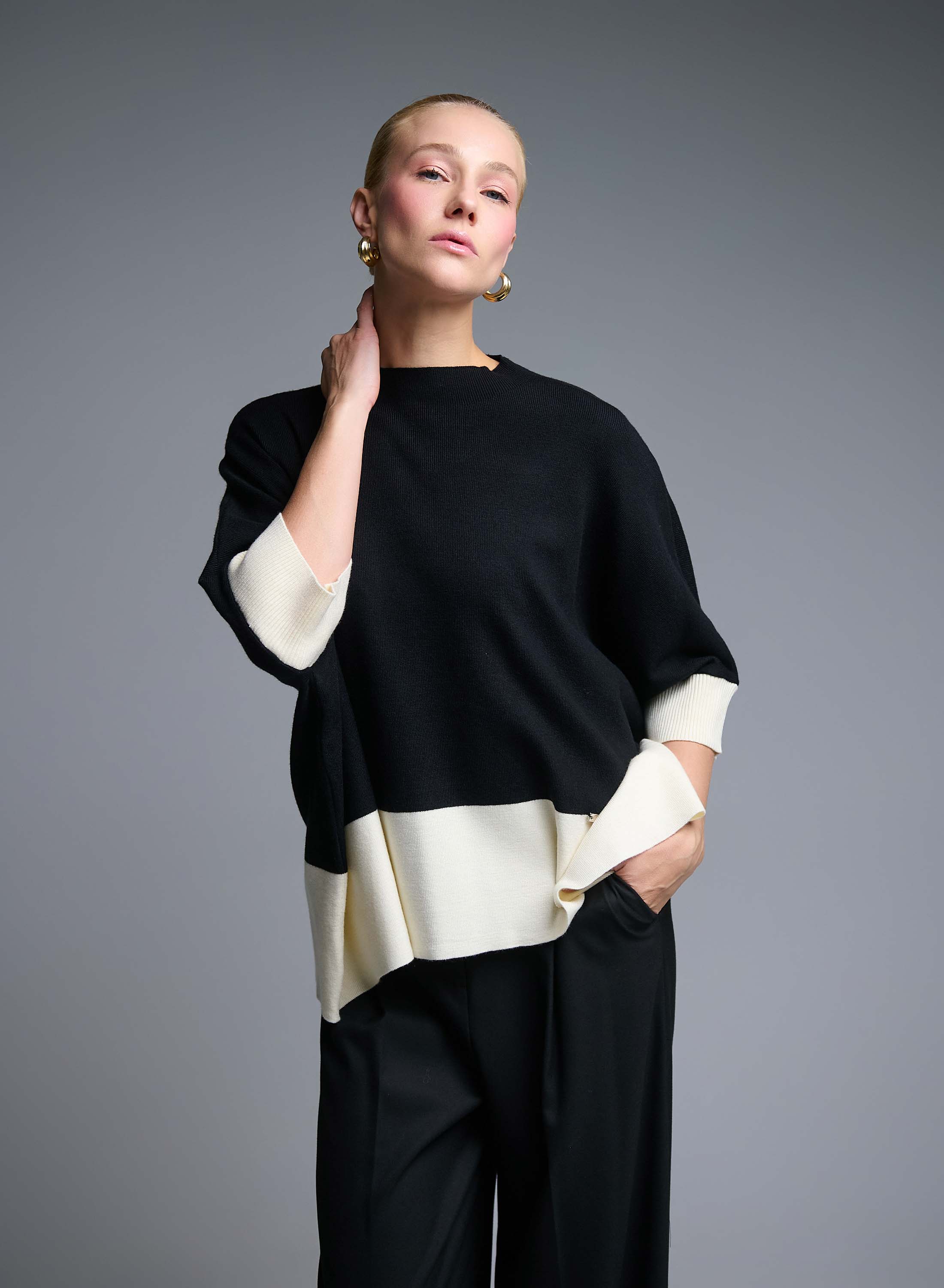 Μαύρο-Εκρού oversized Πουλόβερ με τρία τέταρτα μανίκια Valentina Milano - 1