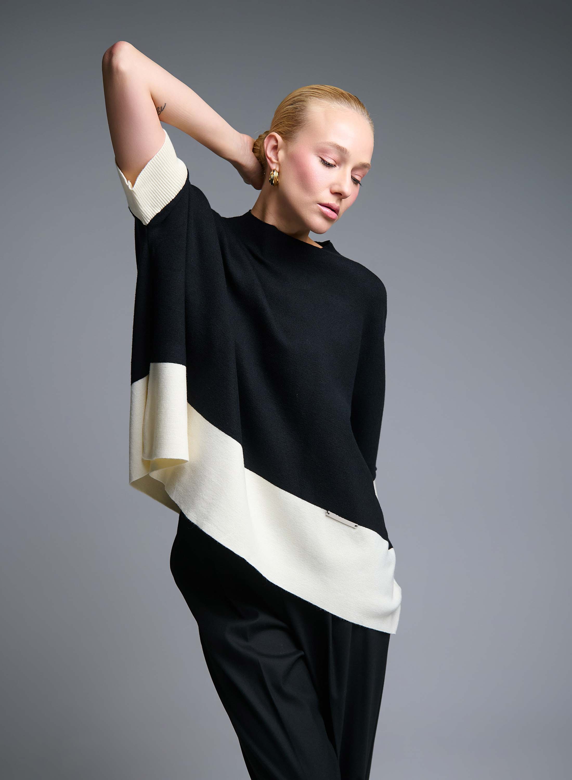 Μαύρο-Εκρού oversized Πουλόβερ με τρία τέταρτα μανίκια Valentina Milano - 3