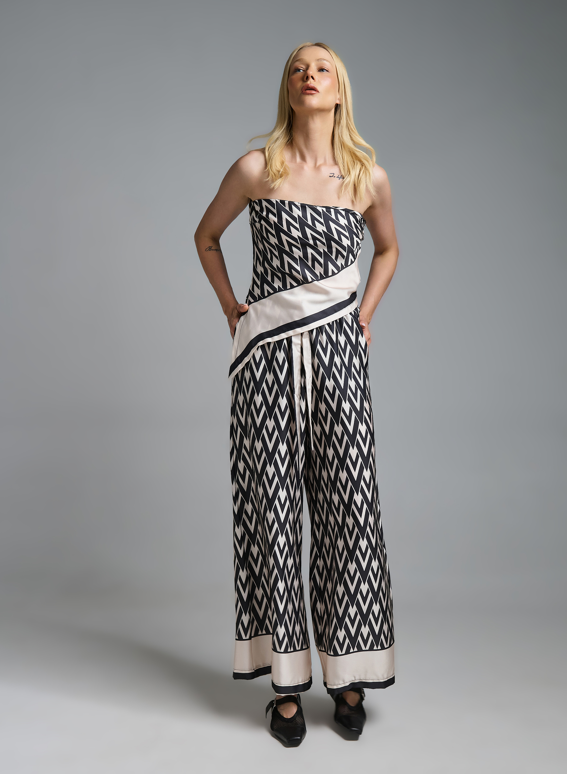 Μαύρο-Εκρού silky touch στράπλες Top με σχέδια Tensione In - 3