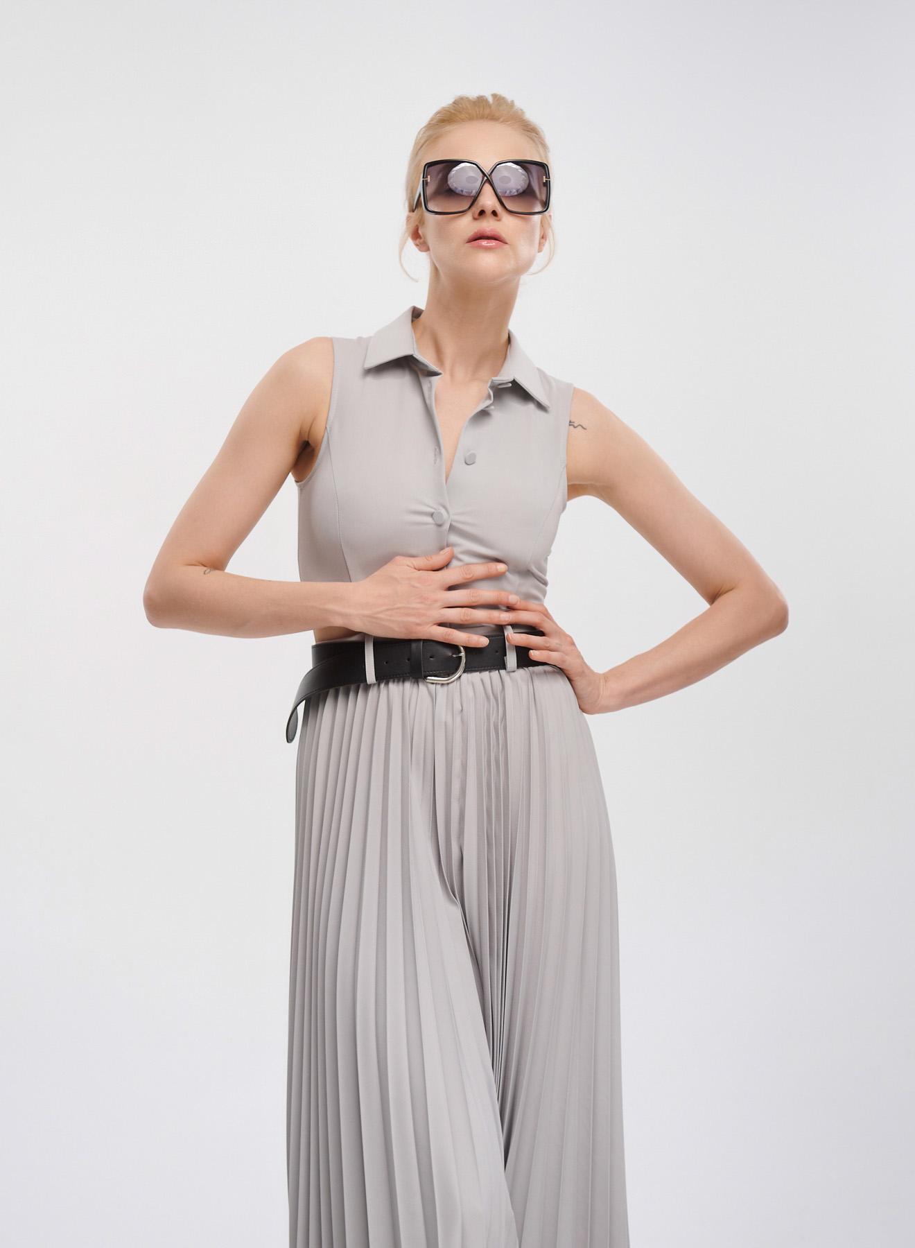 Grey long sleeveless Dress with side cuts, pleated skirt, Belt, buttons and shirt collar Vicolo - 2