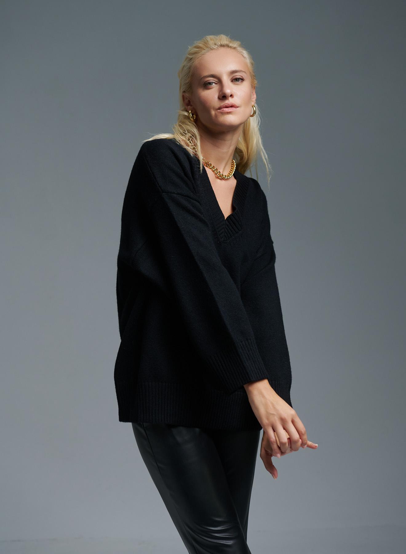 Black Sweater with V neckline Lara - 3