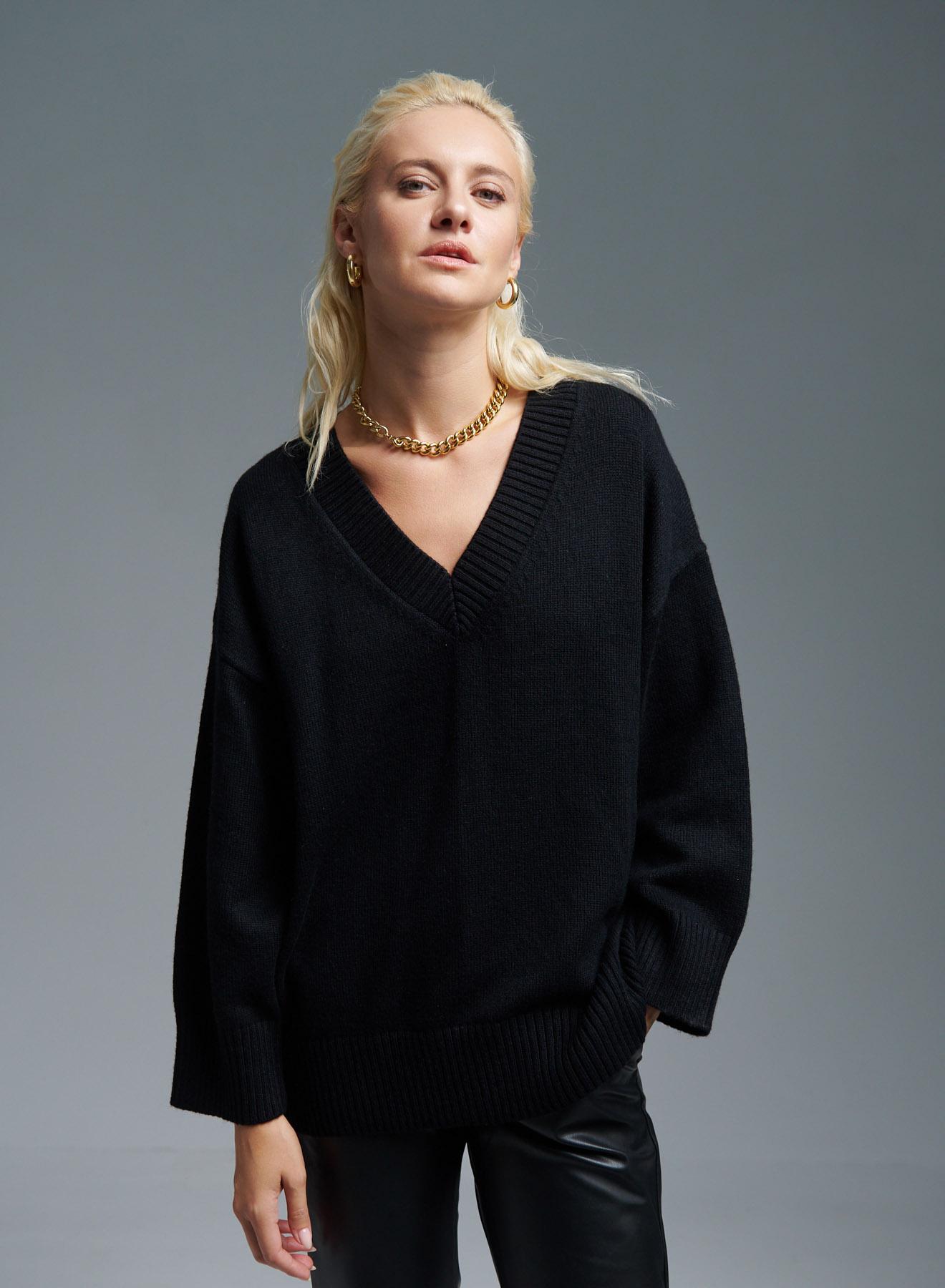 Black Sweater with V neckline Lara - 4