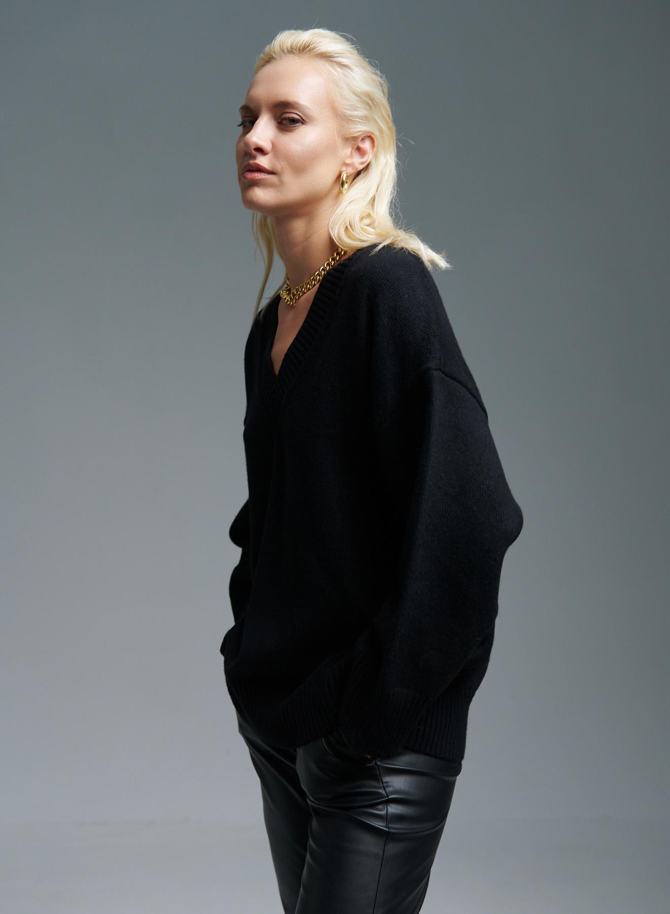 Black Sweater with V neckline Lara - 5