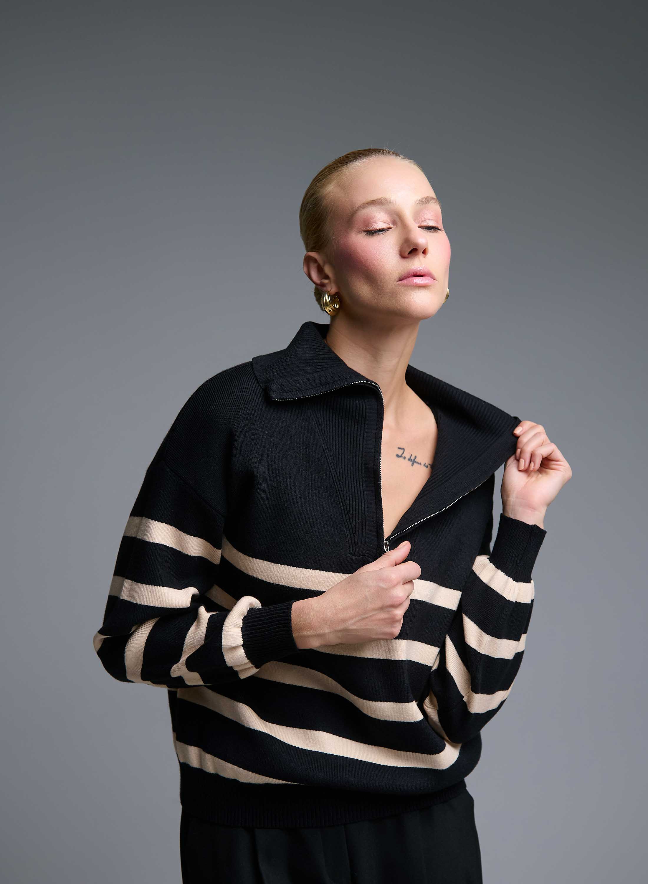 Μαύρο-Κάμελ Πουλόβερ με ρίγες και με γιακά με φερμουάρ Valentina Milano - 2