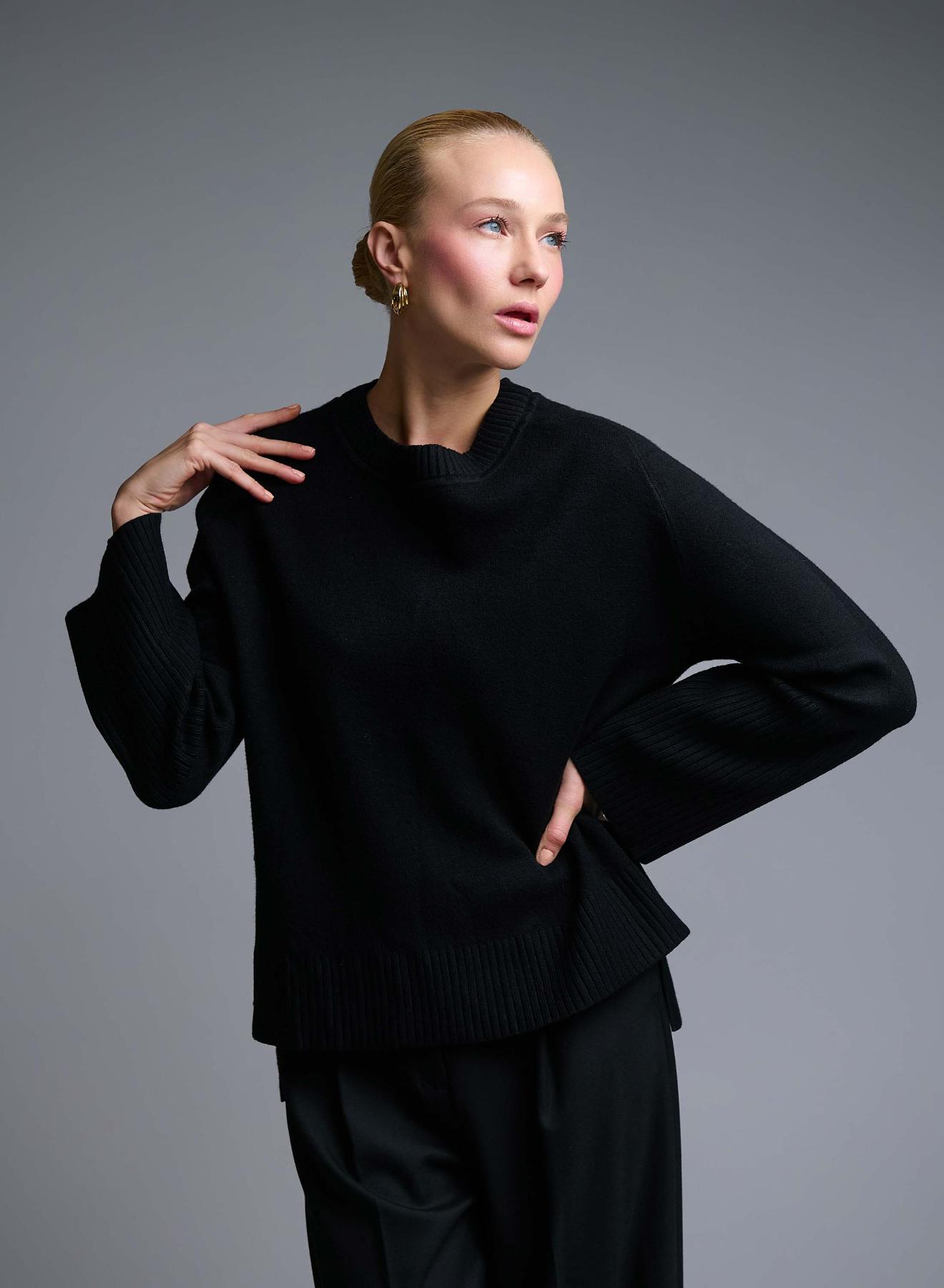 Black Sweater with round neckline and with side slits See - 3