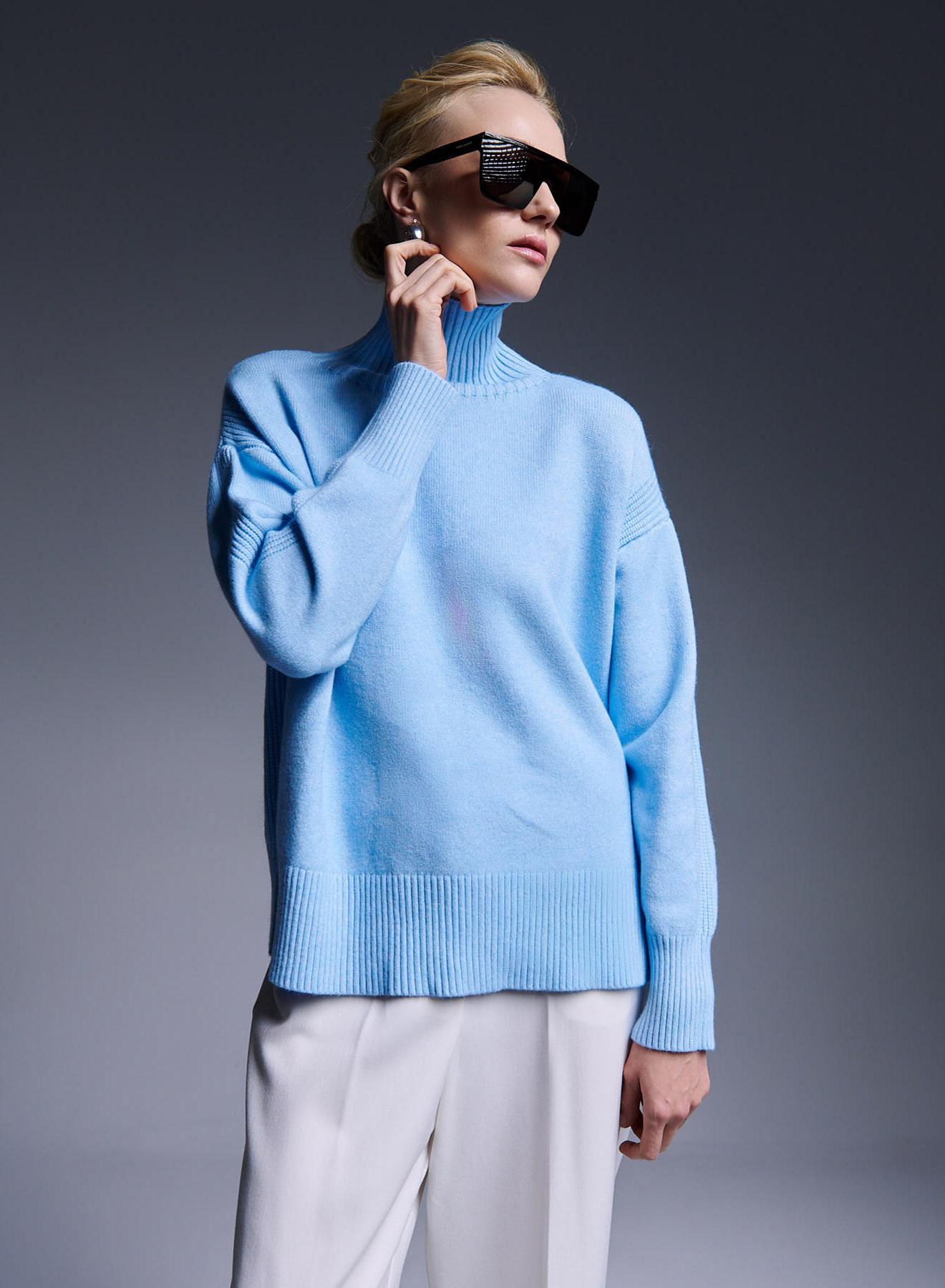 Turtleneck knitted blouse with side slits - 1