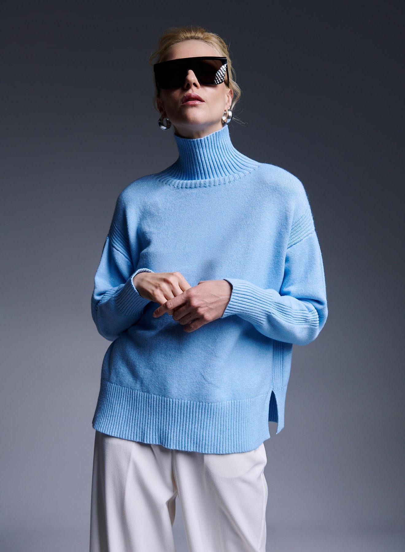 Turtleneck knitted blouse with side slits - 2