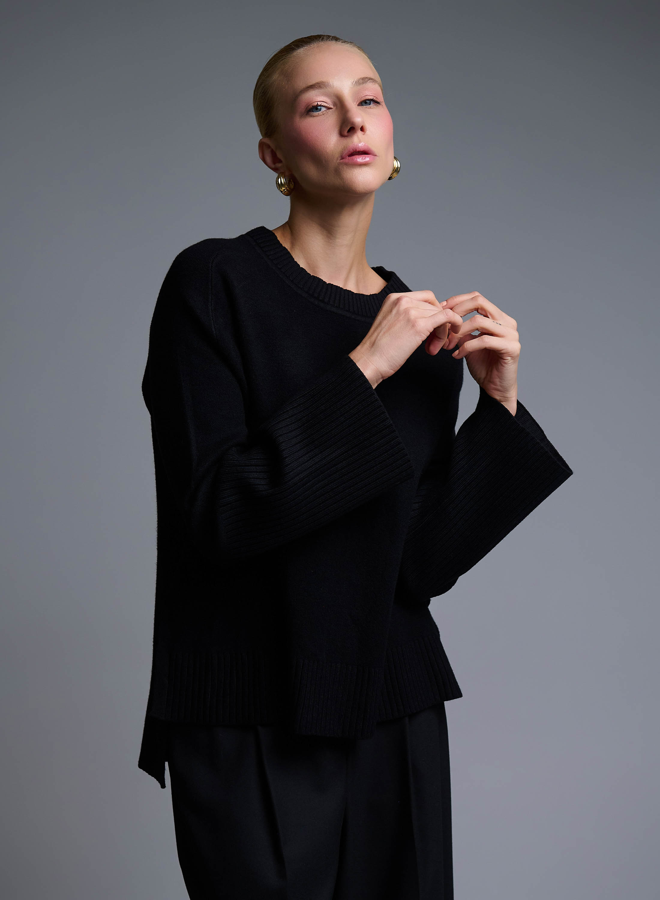 Black Sweater with round neckline and with side slits See - 3