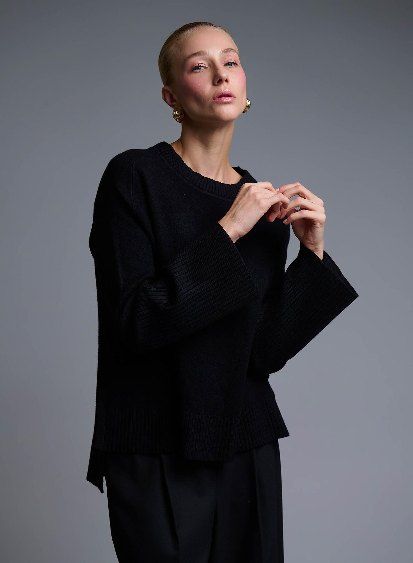 Black Sweater with round neckline and with side slits See - 4