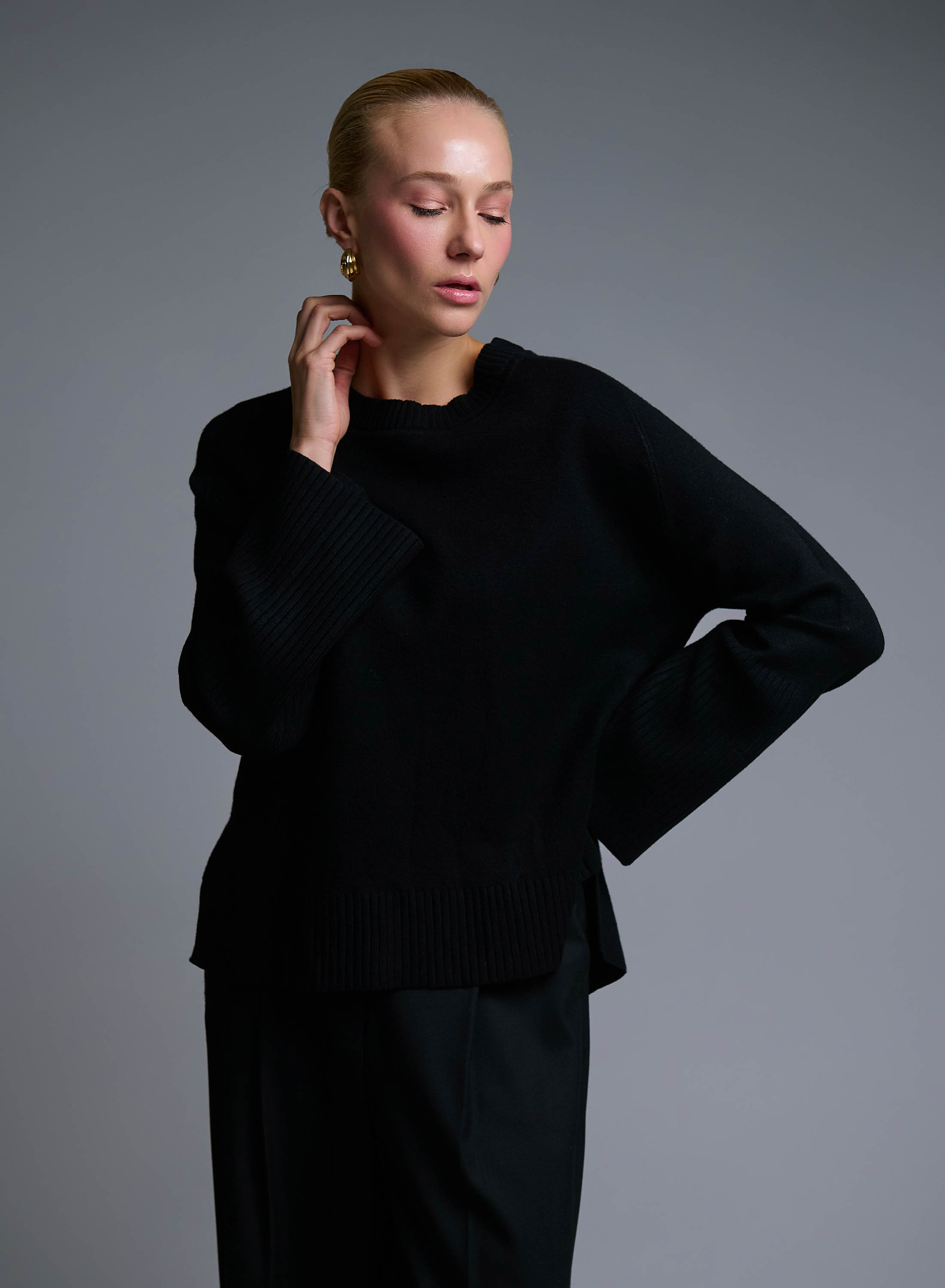 Black Sweater with round neckline and with side slits See - 4