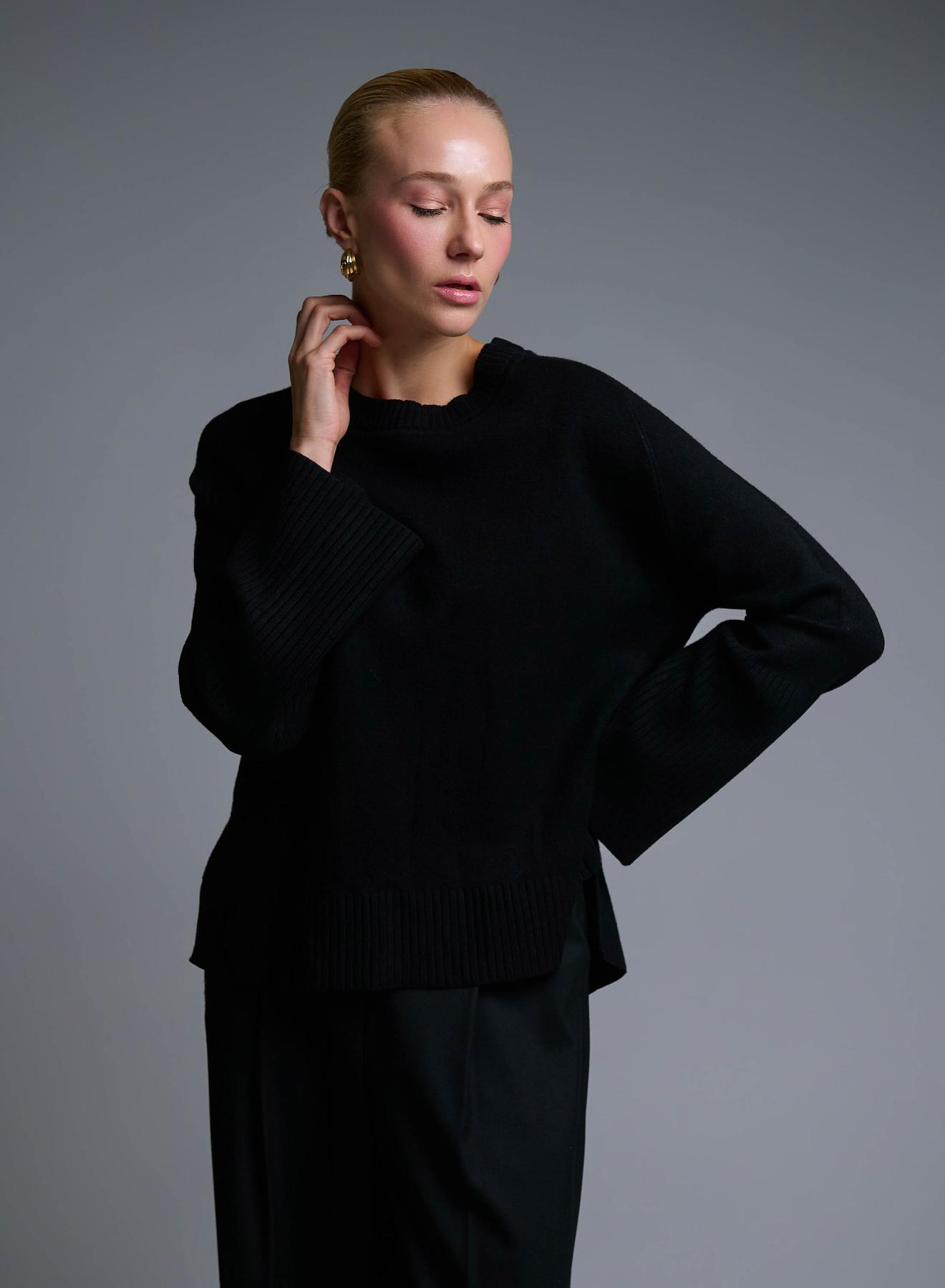 Black Sweater with round neckline and with side slits See - 5
