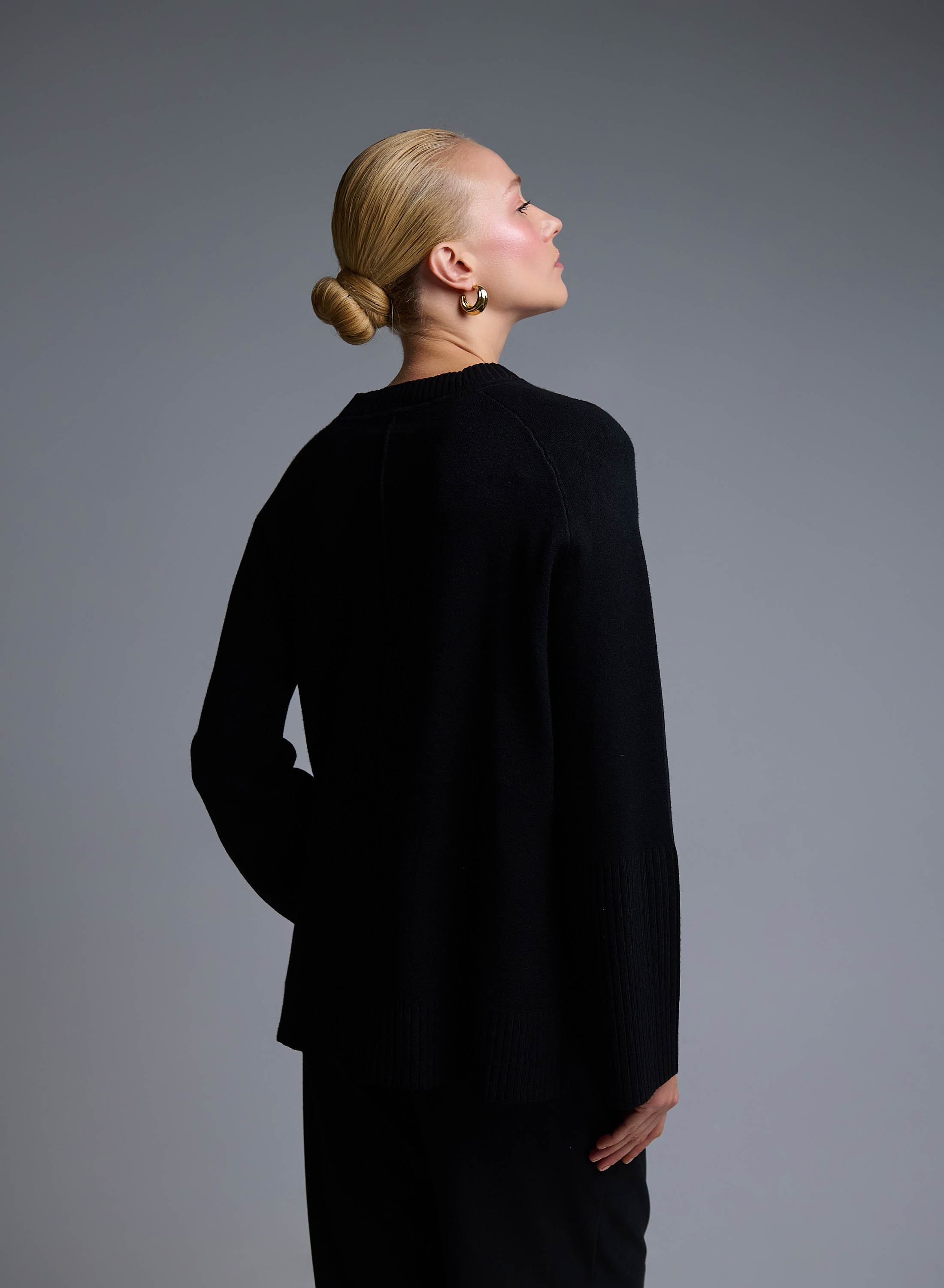 Black Sweater with round neckline and with side slits See - 5