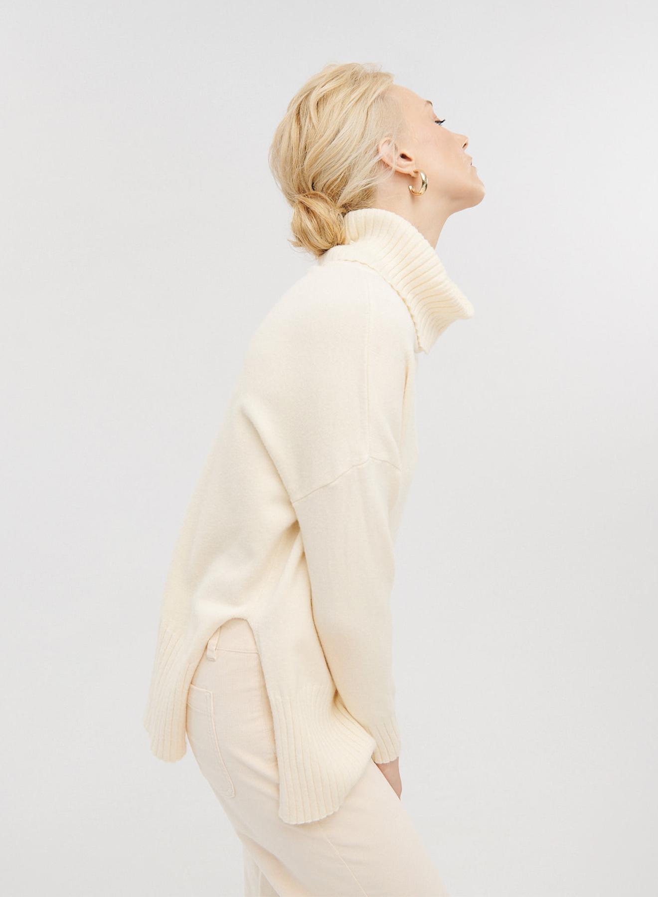 Turtleneck knit blouse with side slits - 3