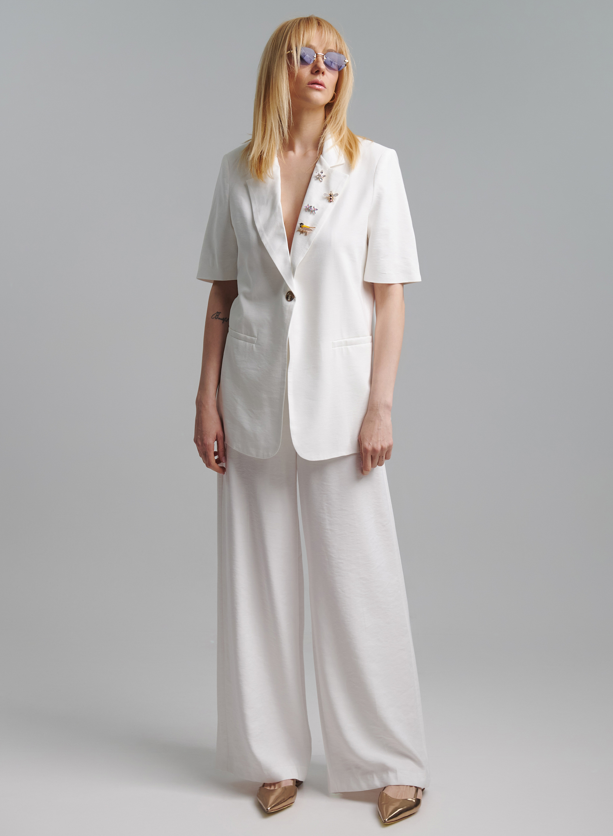 White Jacket with short sleeves and with decorative pins Tensione In - 3