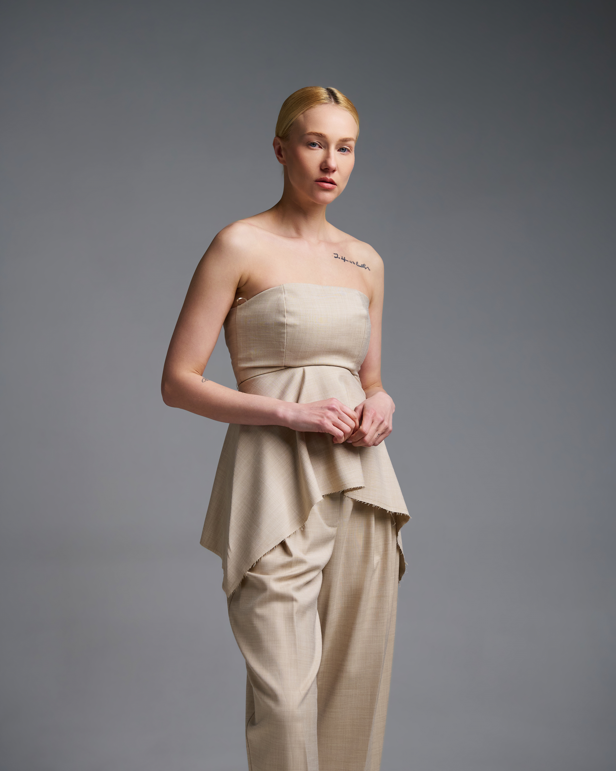 Μπεζ στράπλες Τοπ με ασύμμετρο τελείωμα Vicolo - 0