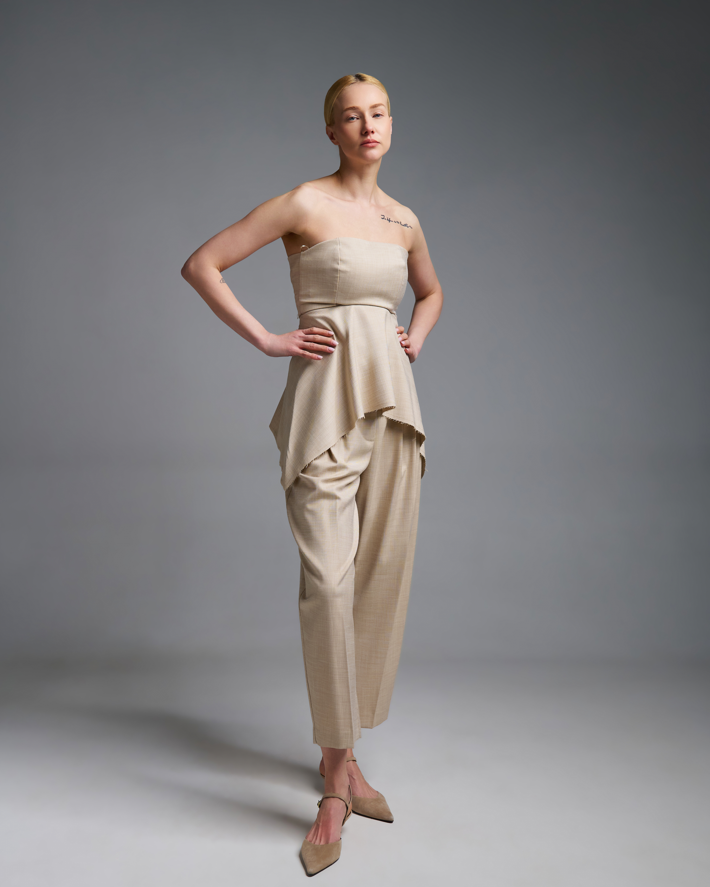 Μπεζ στράπλες Τοπ με ασύμμετρο τελείωμα Vicolo - 1