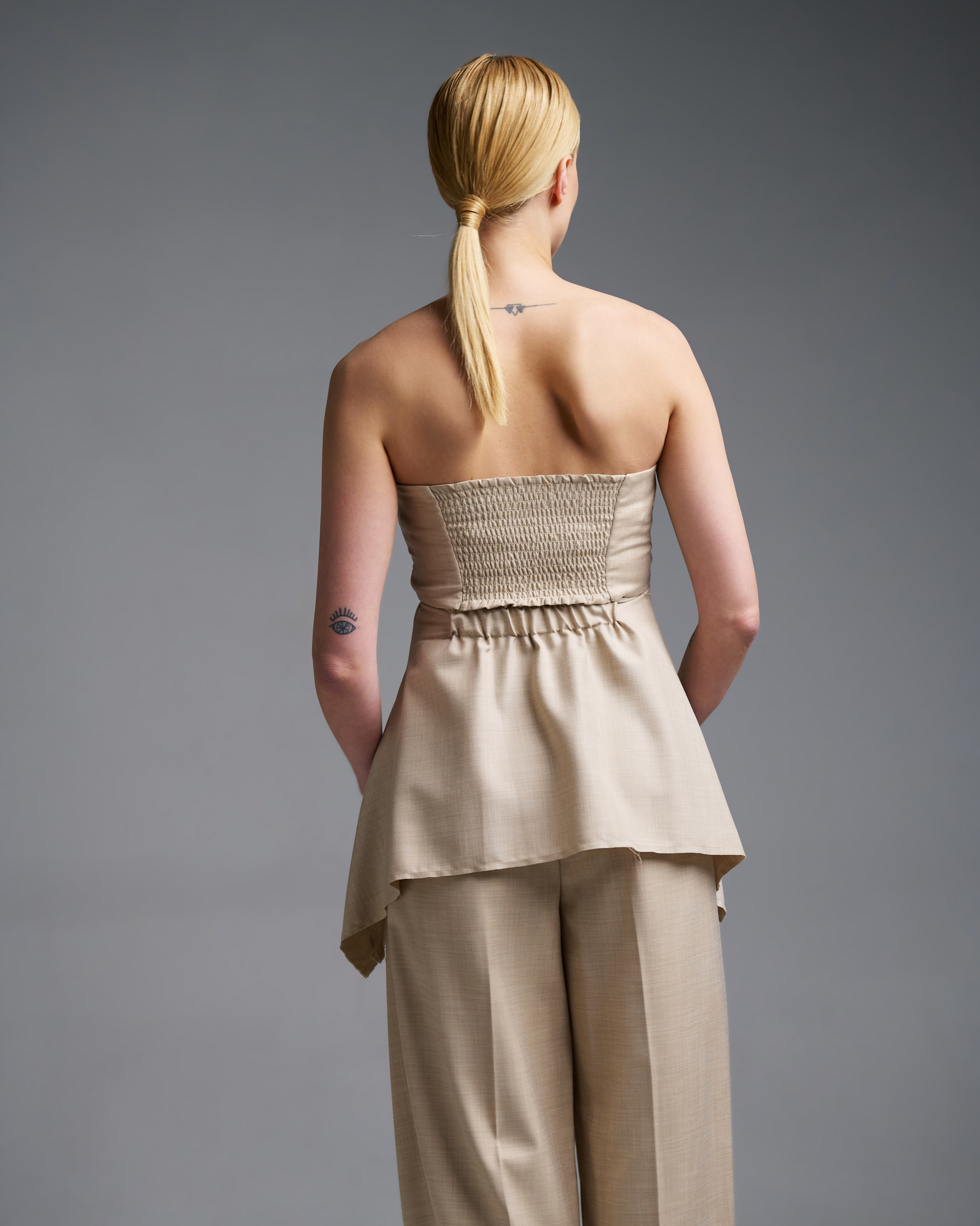 Μπεζ στράπλες Τοπ με ασύμμετρο τελείωμα Vicolo - 4
