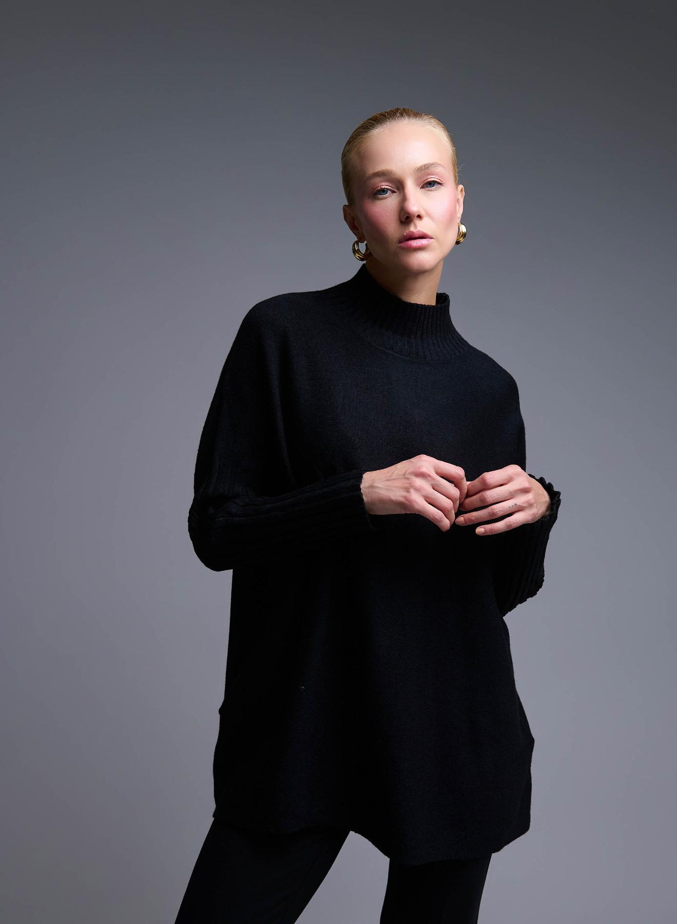 Copy of Black high neck loose fit Sweater La Liberta - 2