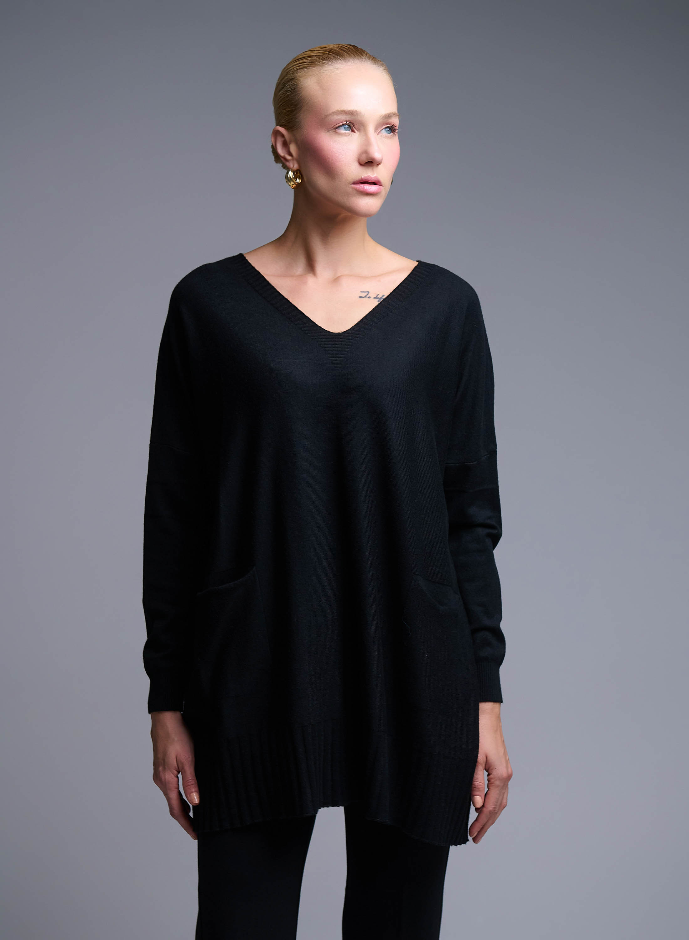 Black oversized Sweater with V neckline and with front pockets Valentina Milano - 2