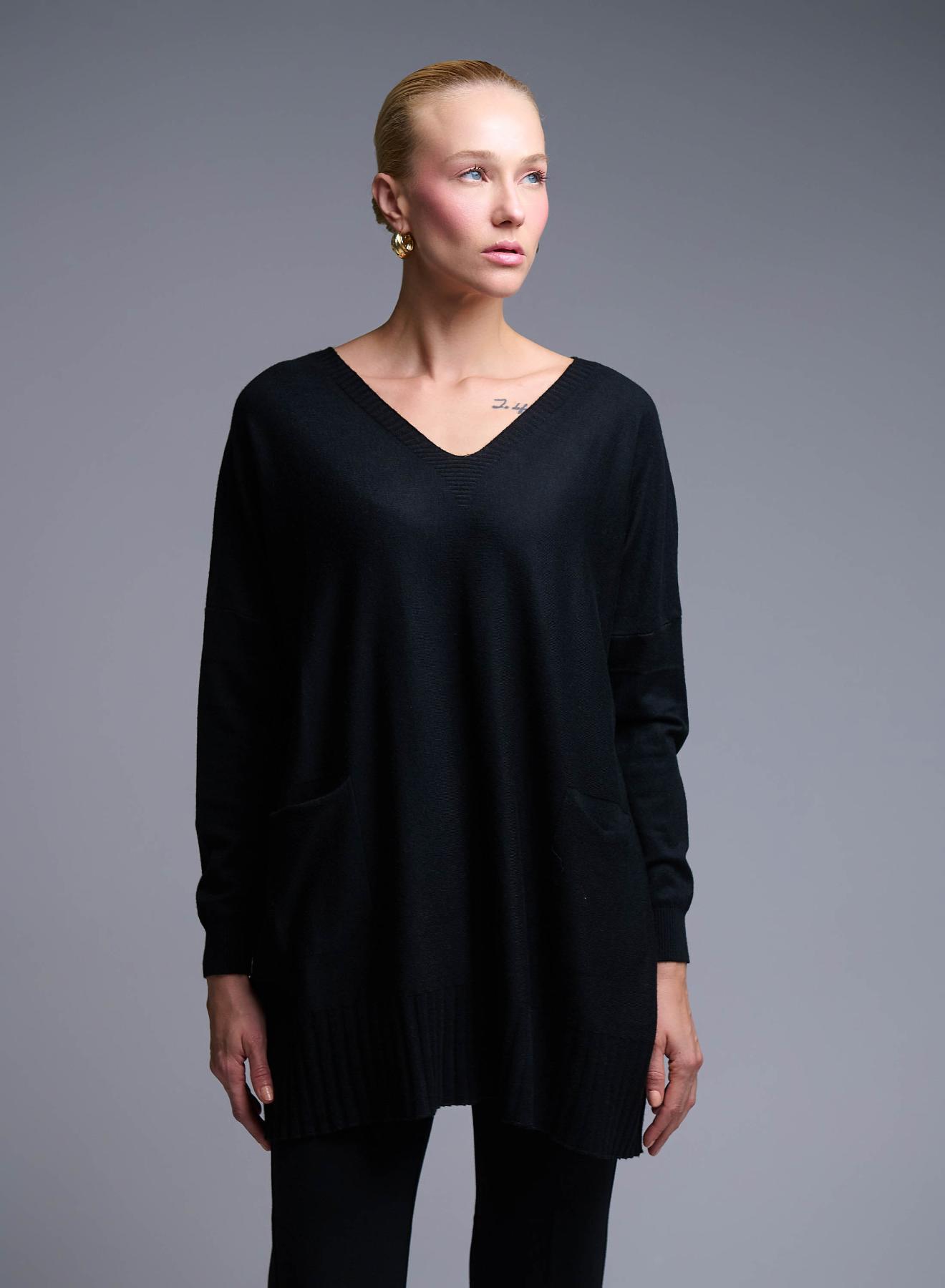 Black oversized Sweater with V neckline and with front pockets Valentina Milano - 3