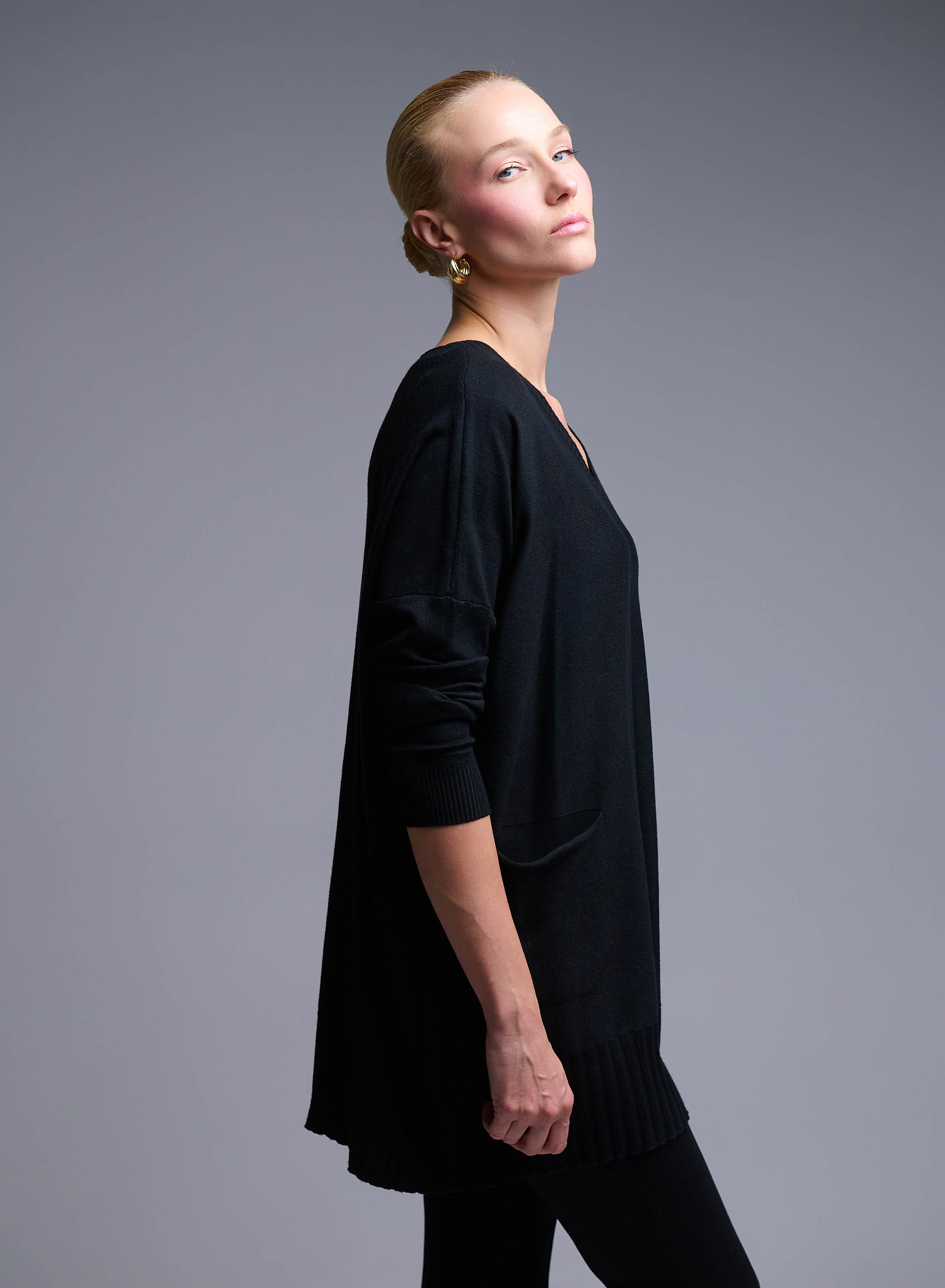 Black oversized Sweater with V neckline and with front pockets Valentina Milano - 3