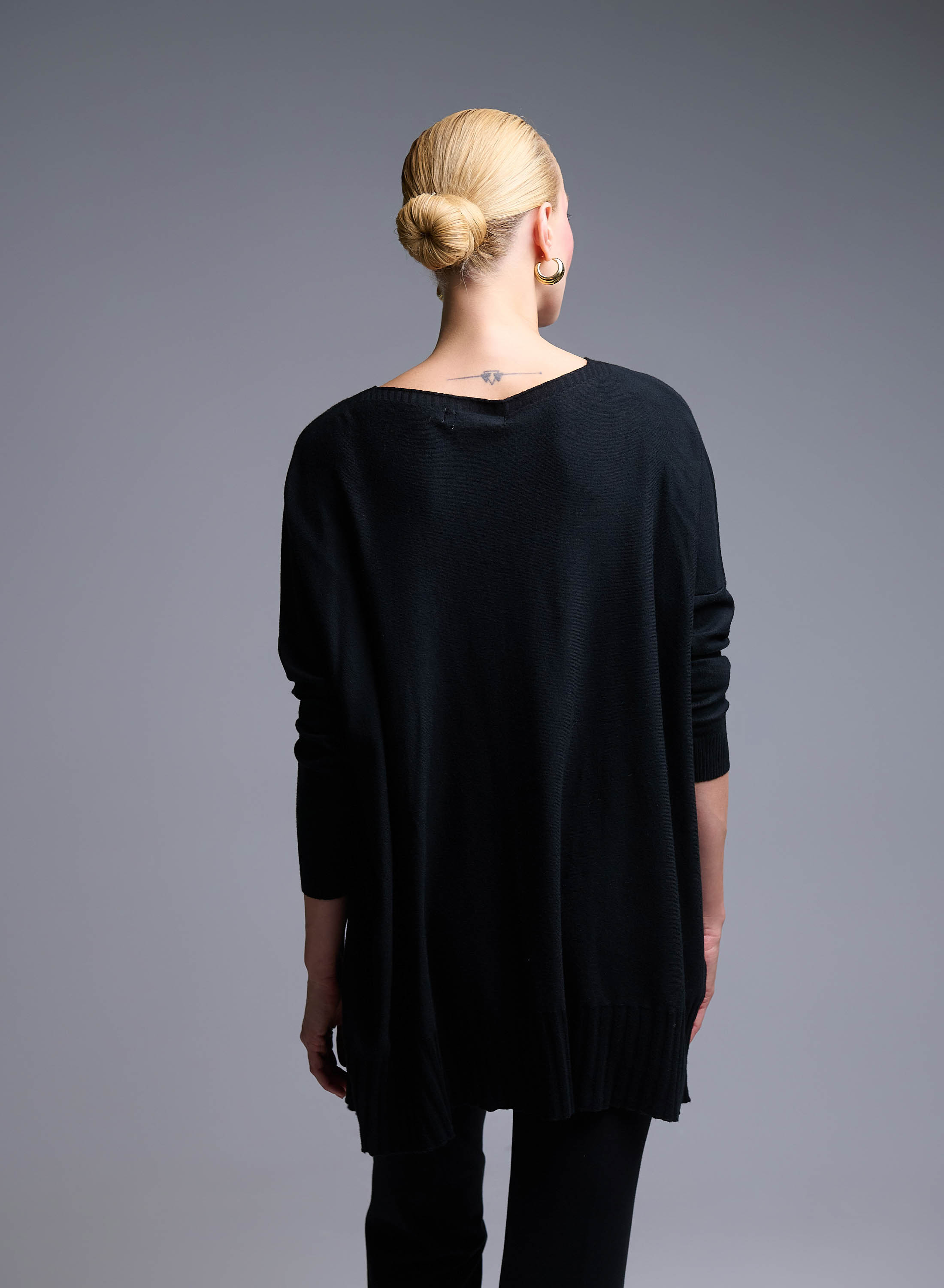 Black oversized Sweater with V neckline and with front pockets Valentina Milano - 4