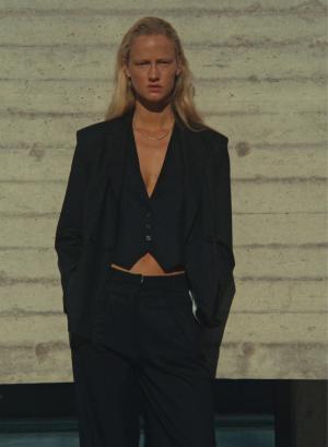 Black Vest with three buttons and V neckline Milla - 49521