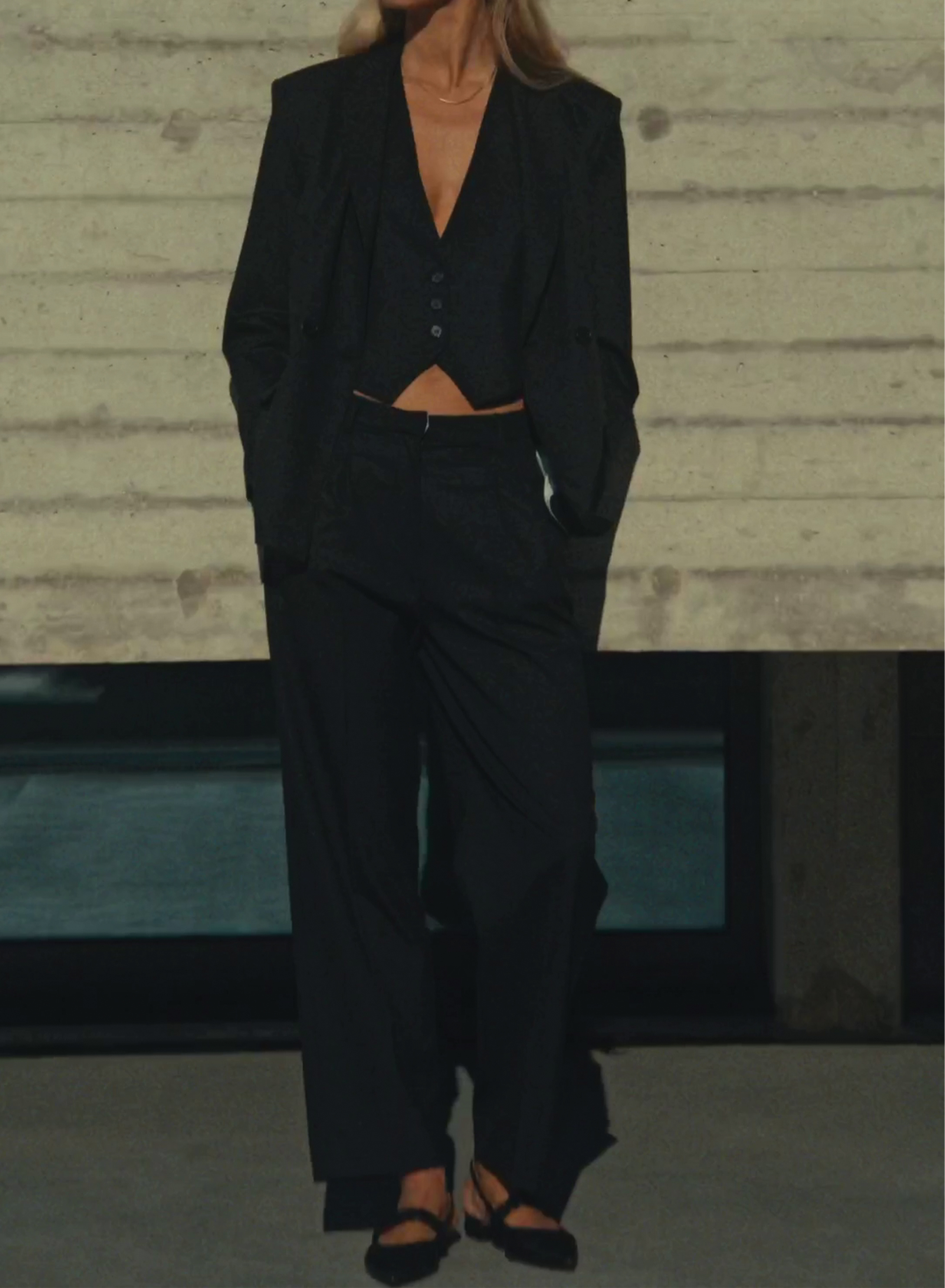 Black Vest with three buttons and V neckline Milla - 2