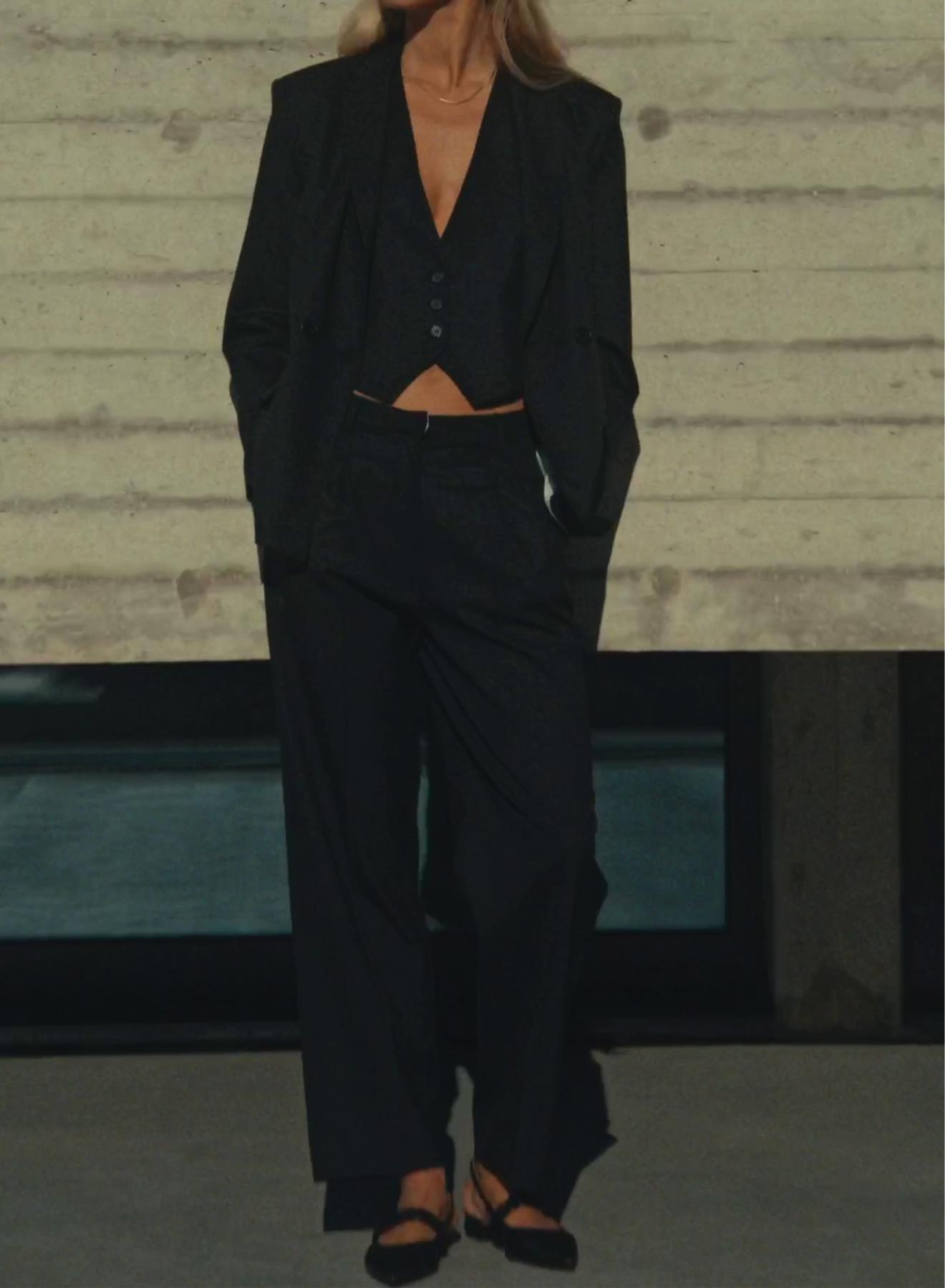 Black Vest with three buttons and V neckline Milla - 3